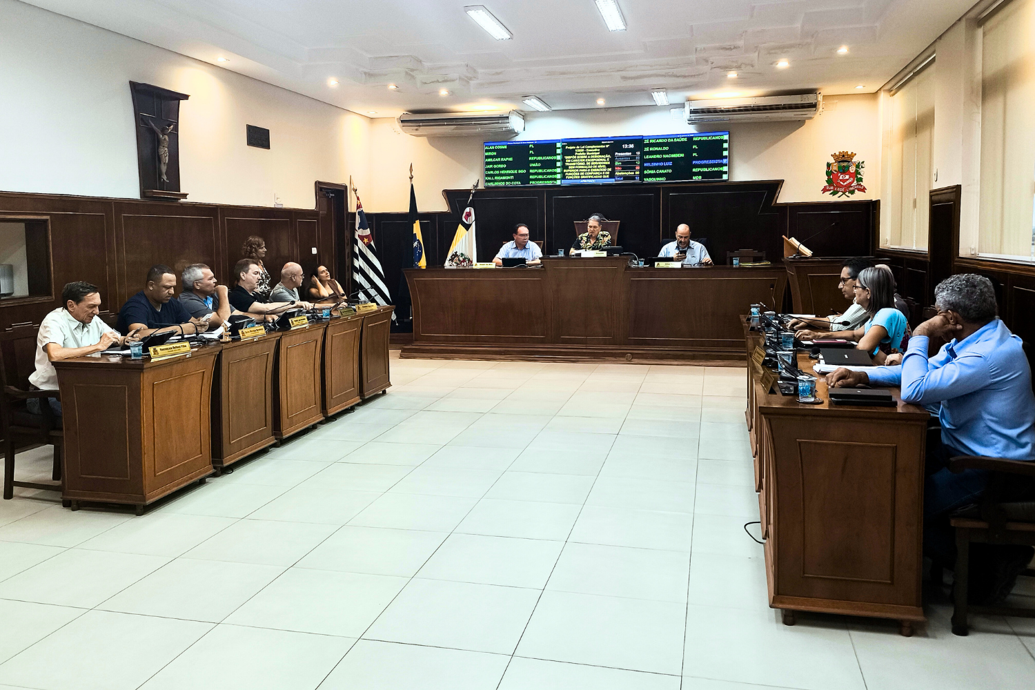 VEREADORES APROVAM SETE PROJETOS EM SESSÃO EXTRAORDINÁRIA REALIZADA NESTA SEGUNDA-FEIRA, DIA 12 DE JANEIRO DE 2026