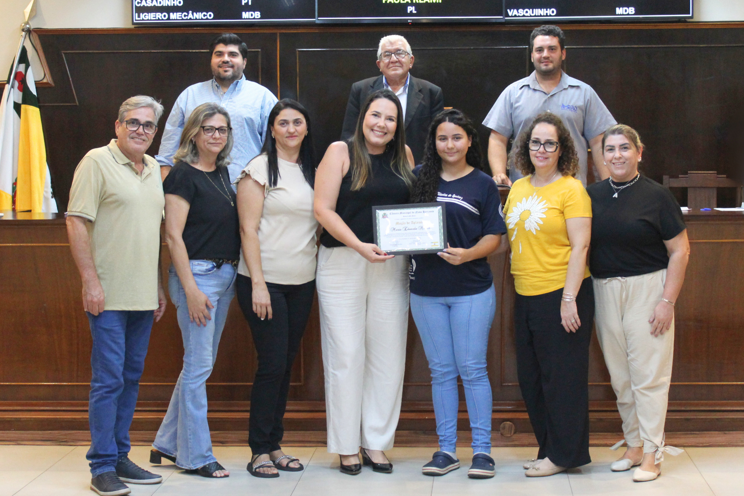 Vereadora Paula Reami faz entrega Moção de Aplausos em forma de título à aluna Maria Eduarda Nunes da Escola Estadual "Pedro Teixeira de Queiroz"