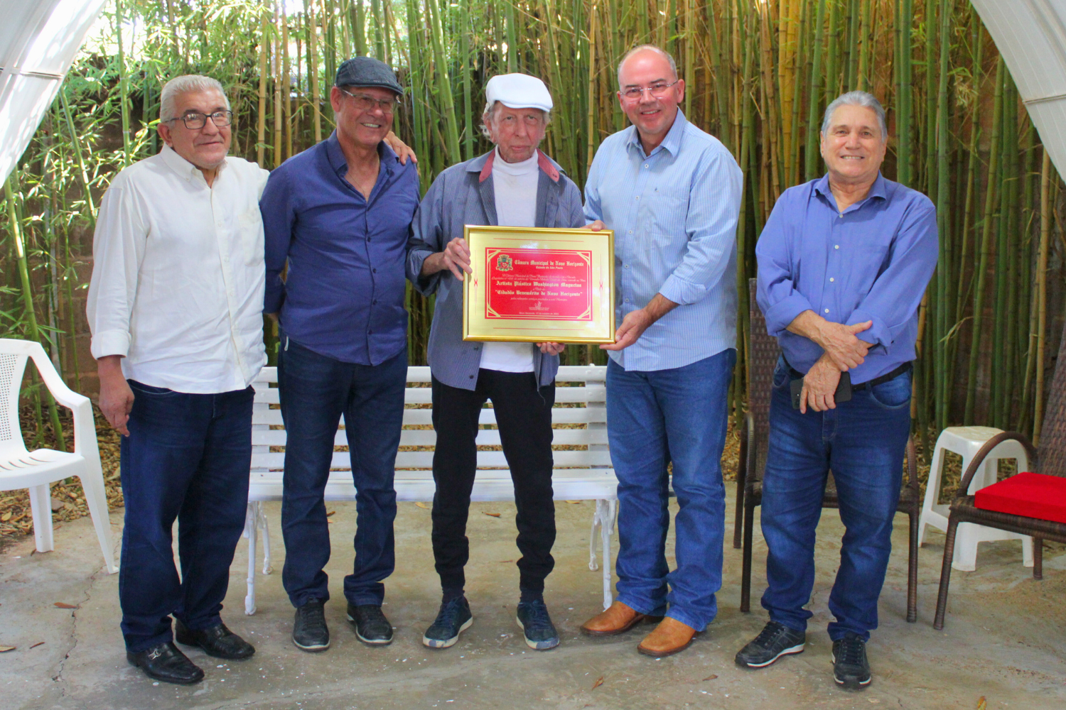 Vereador Jair Gordo faz entrega do Título de "Cidadão Benemérito de Novo Horizonte" ao Artista Plástico Washington Maguetas escultor da Fonte Luminosa da Praça "Dr. Euclydes Cardoso Castilho"