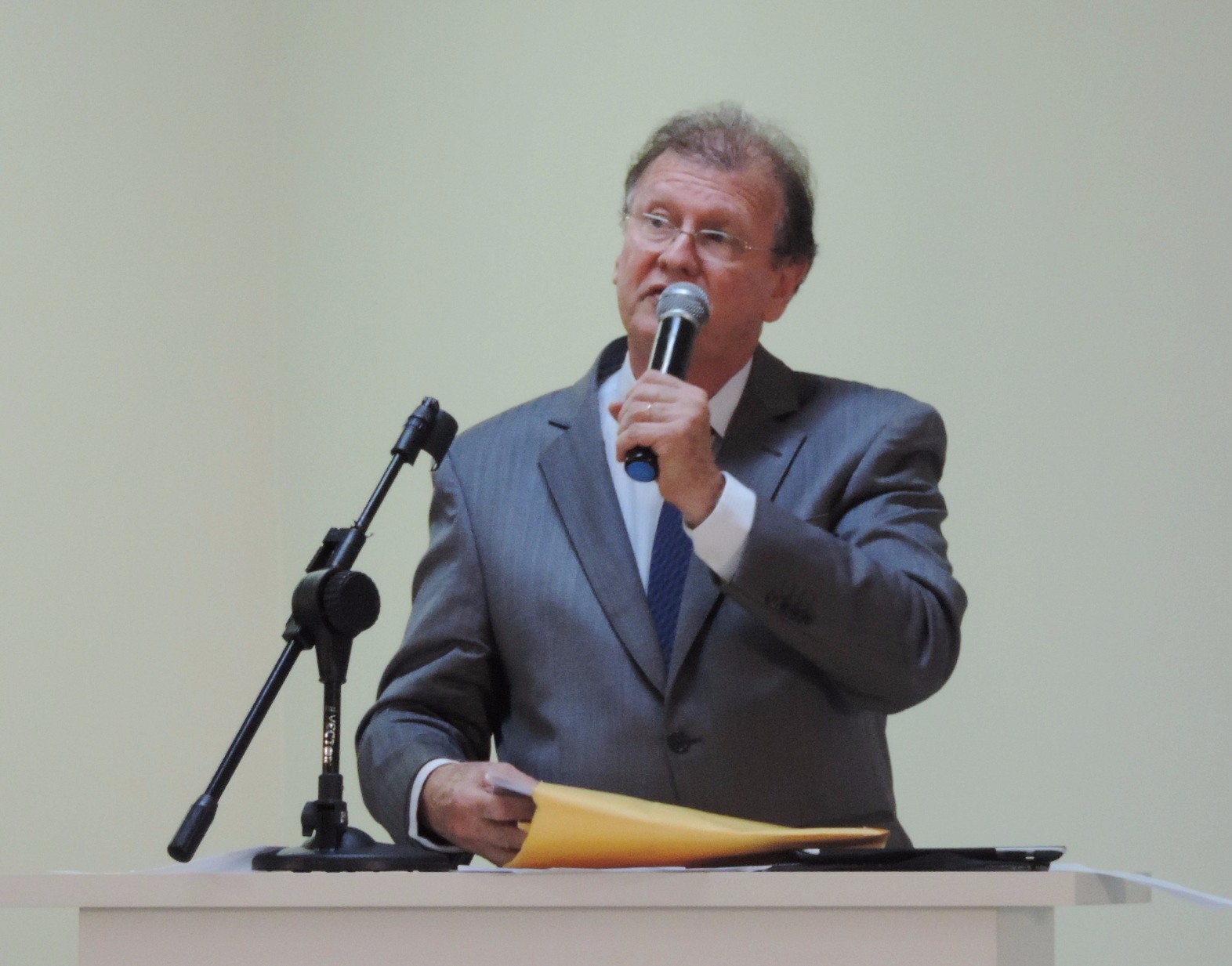 Vereador Roberto Melchiori solicita ao Executivo retirada de lixeiras danificadas da área central do Município