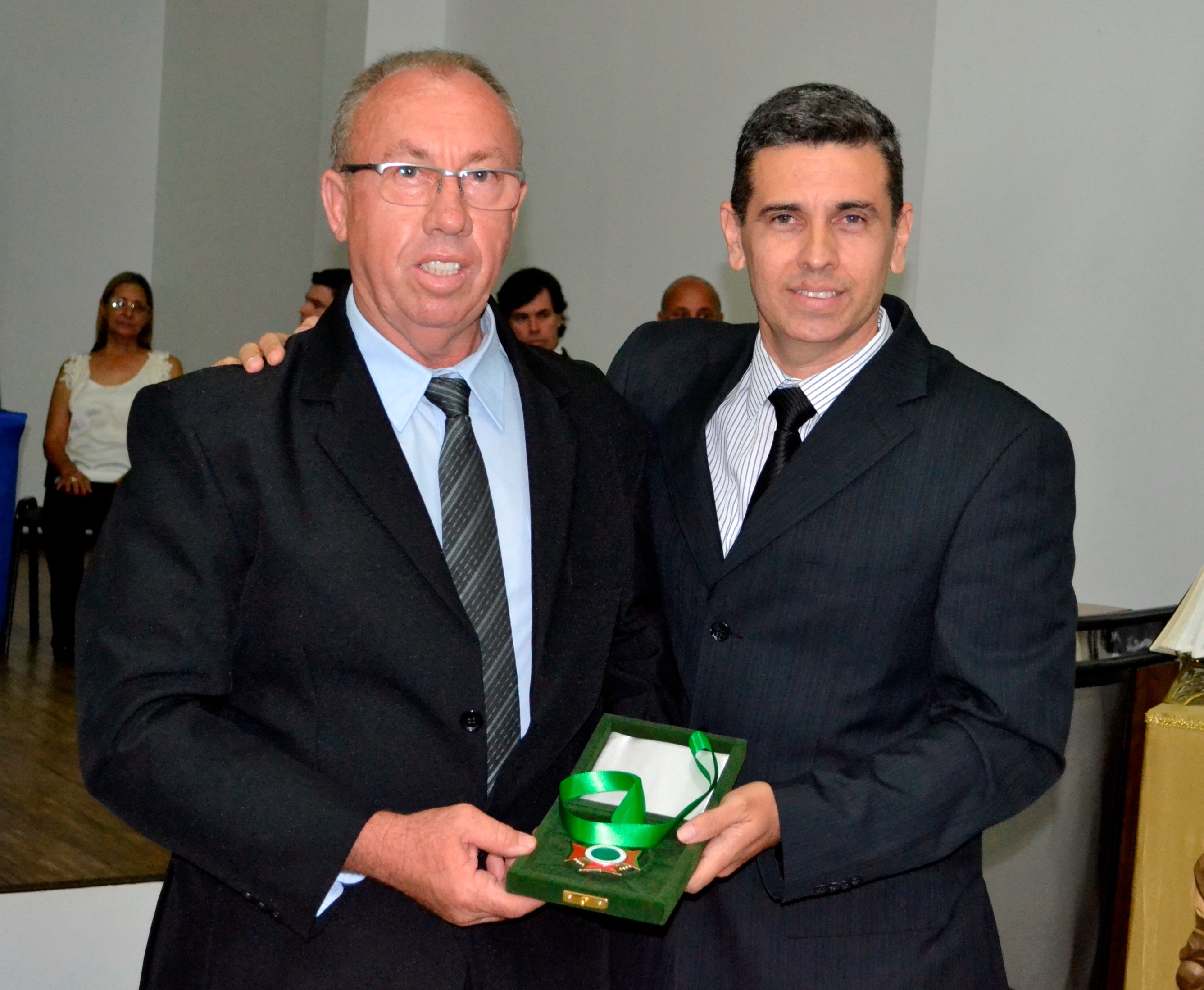 Vereador Beto de Souza entrega Medalha 28 de Outubro concedida a Celso Ascêncio