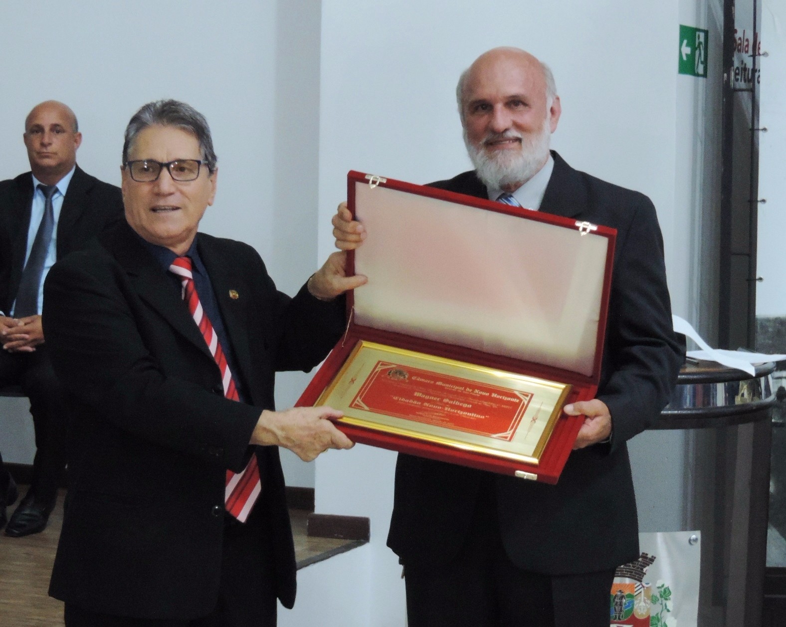 Vereador Nelsinho Luiz entrega Título de Cidadão Novo-horizontino concedido a Dr. Wagner Salbego