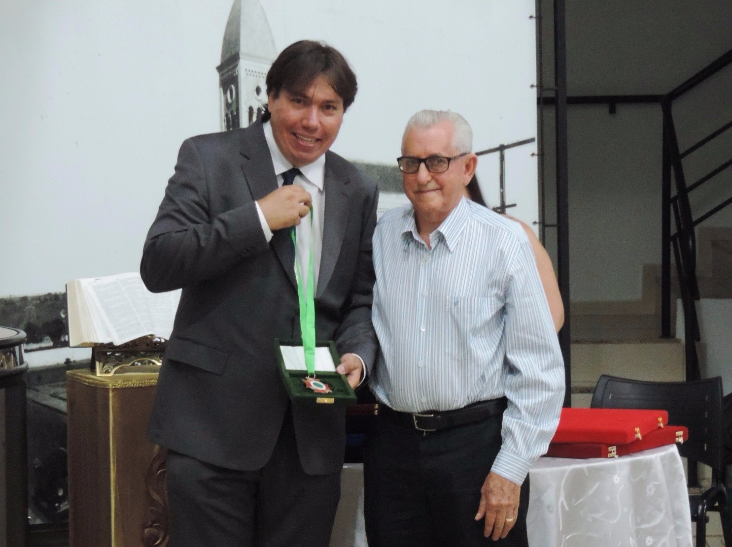 Vereador Douglas Alex entrega Medalha 28 de Outubro concedida a Domingos Zana Neto