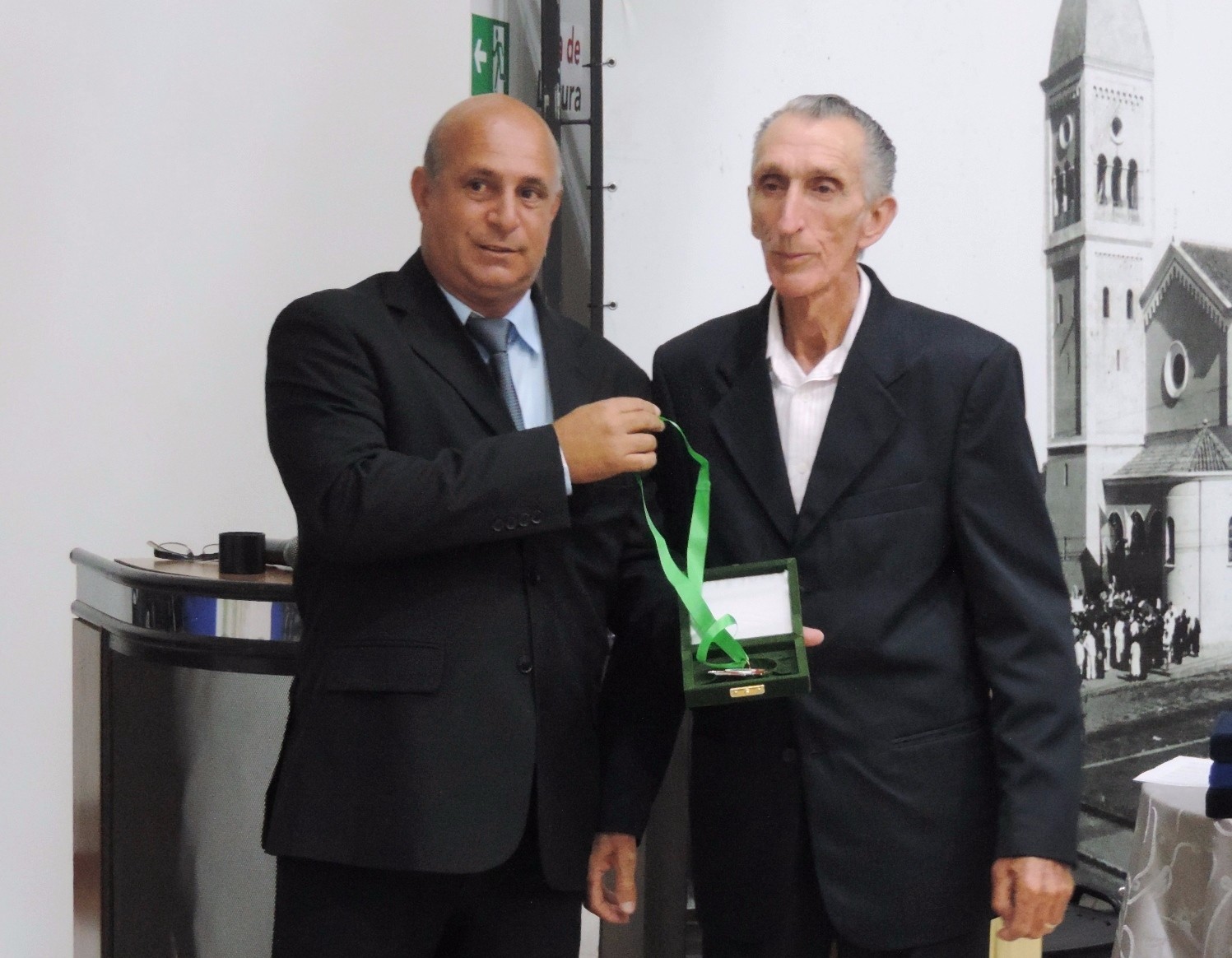 Vereador Ideval do Sinserp entrega Medalha 28 de Outubro concedida a Luís Antônio Rangel