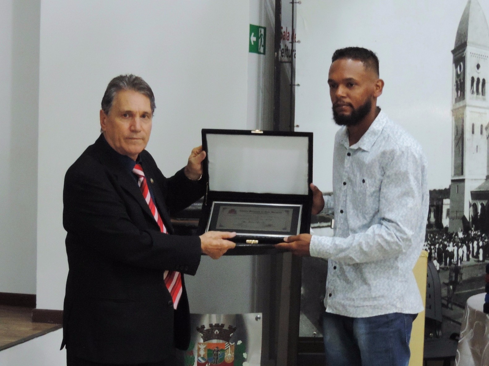 Vereador Nelsinho Luiz entrega Diploma Construtor do Bem concedido a Organização do Lado de Lá