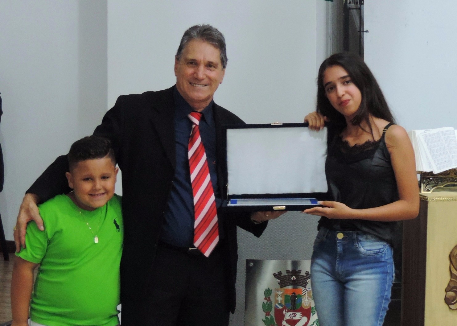 Vereador Nelsinho Luiz entrega Diploma Jovem Destaque concedido a Daiana Aparecida Bernardo