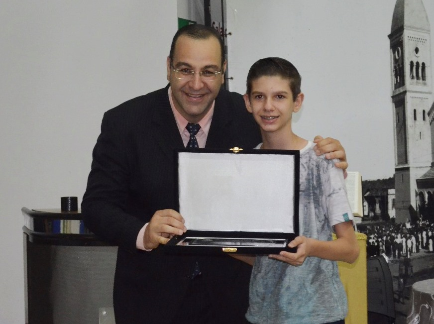 Vereador Amilcar Raphe entrega Diploma Jovem Destaque concedido a Richiery Cinciareli Sarracine