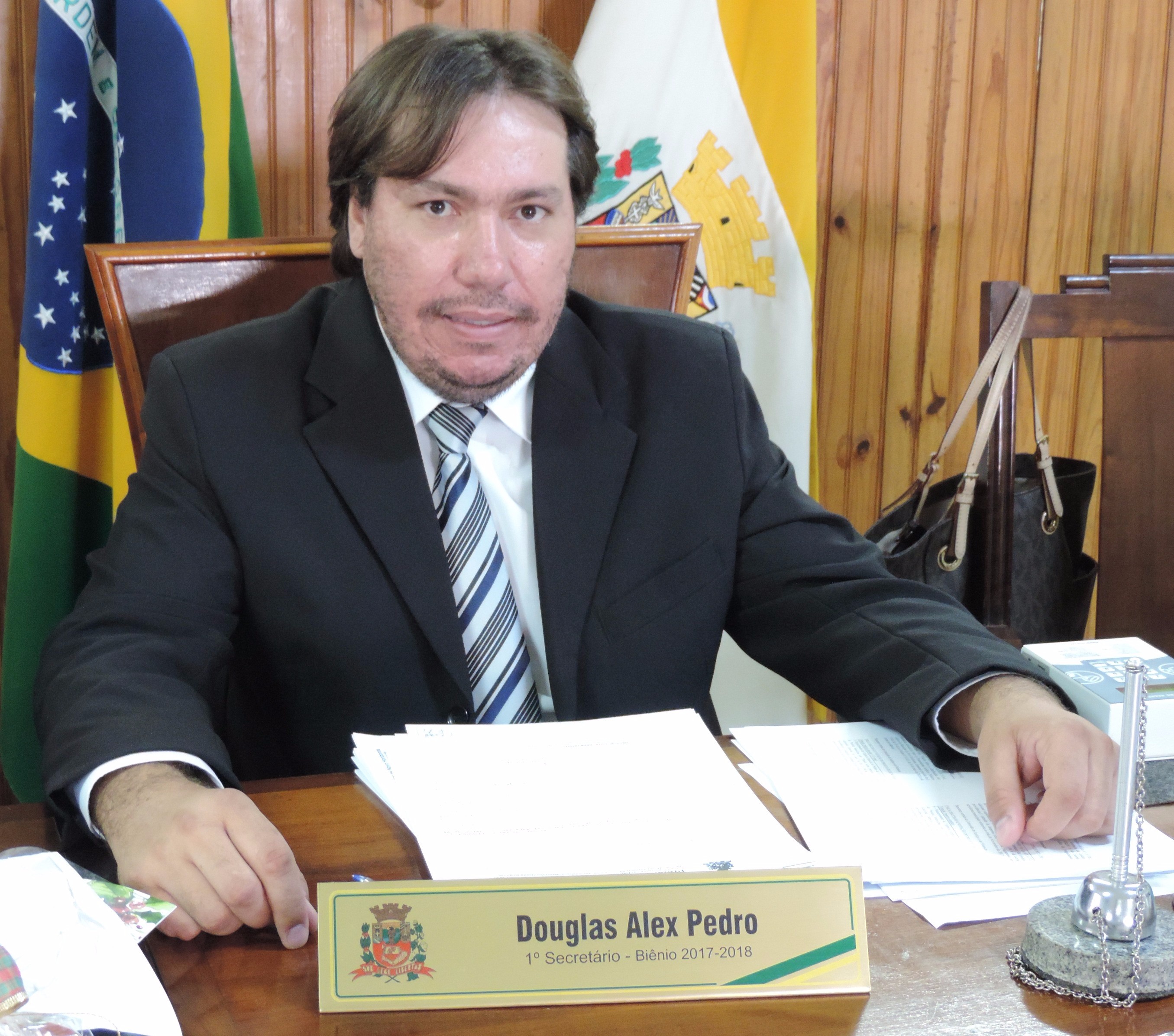 Vereador Douglas Alex solicita ao Executivo cessão de uniformes aos servidores municipais que trabalham na coleta de lixo