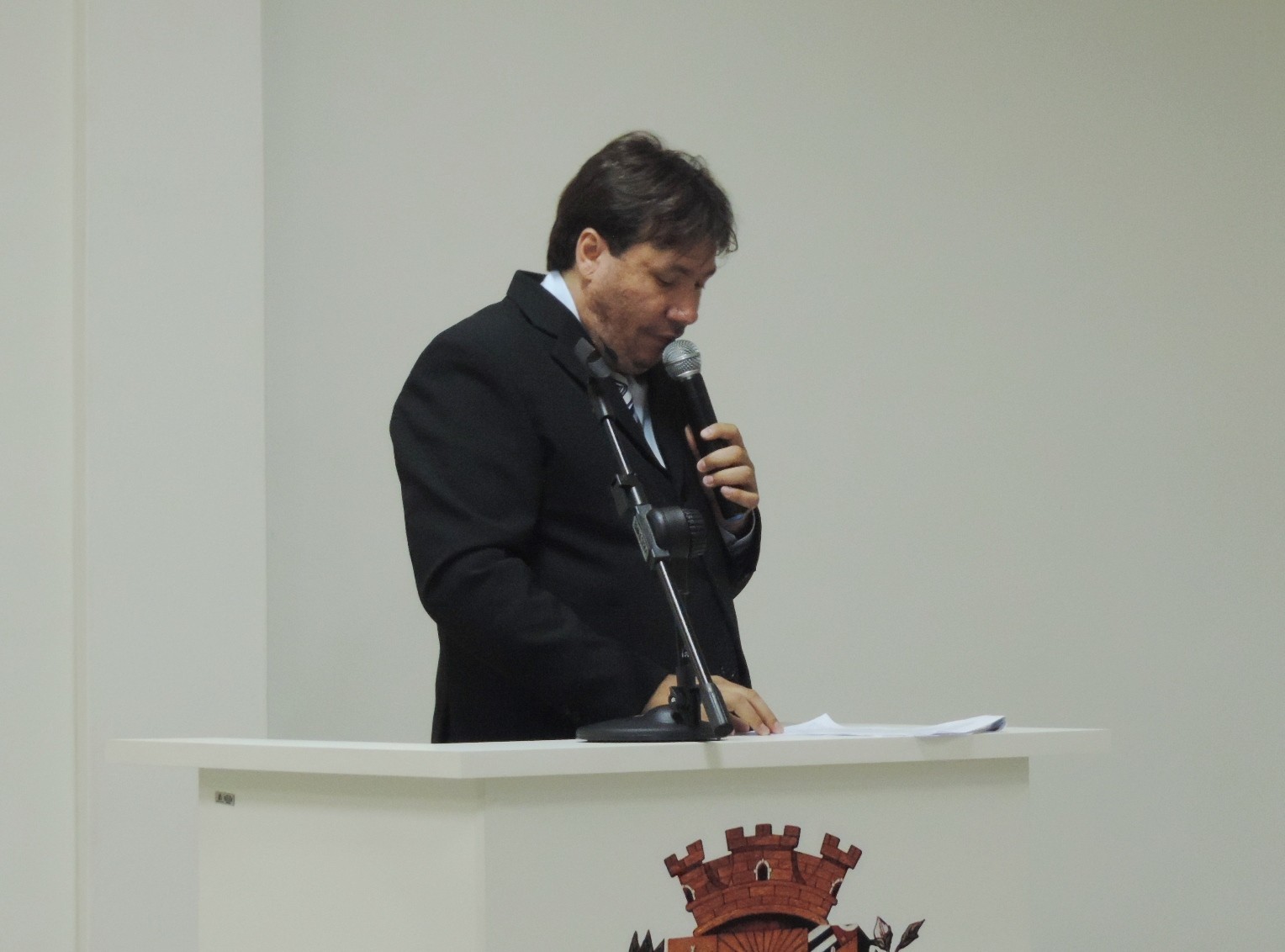 Vereador Douglas Alex solicita ao Executivo providências com relação à erosão em cruzamento de vias no Jardim Santa Clara