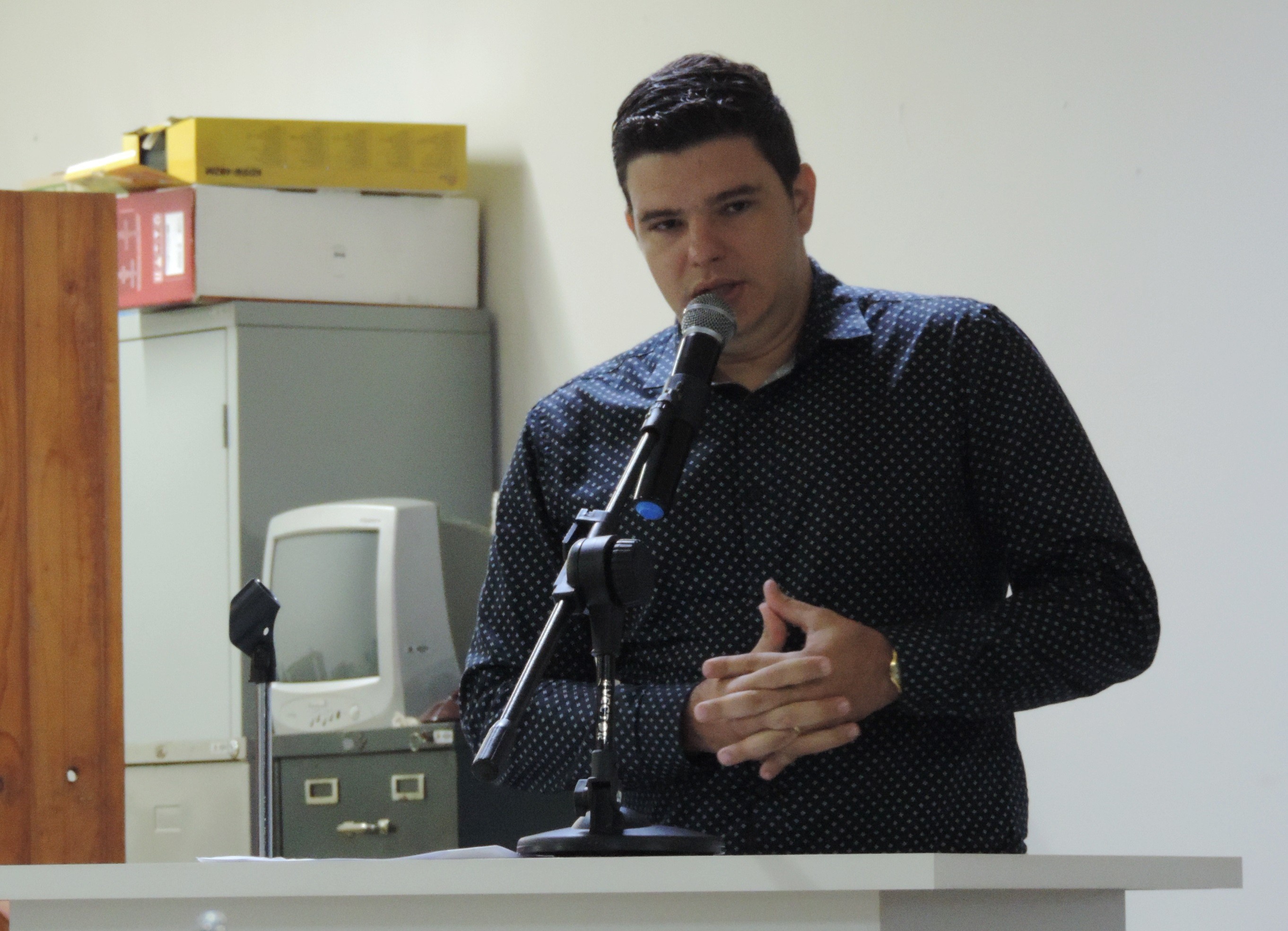 Vereador Celso Júnior solicita ao Executivo sinalização horizontal em via do Jardim Acapulco