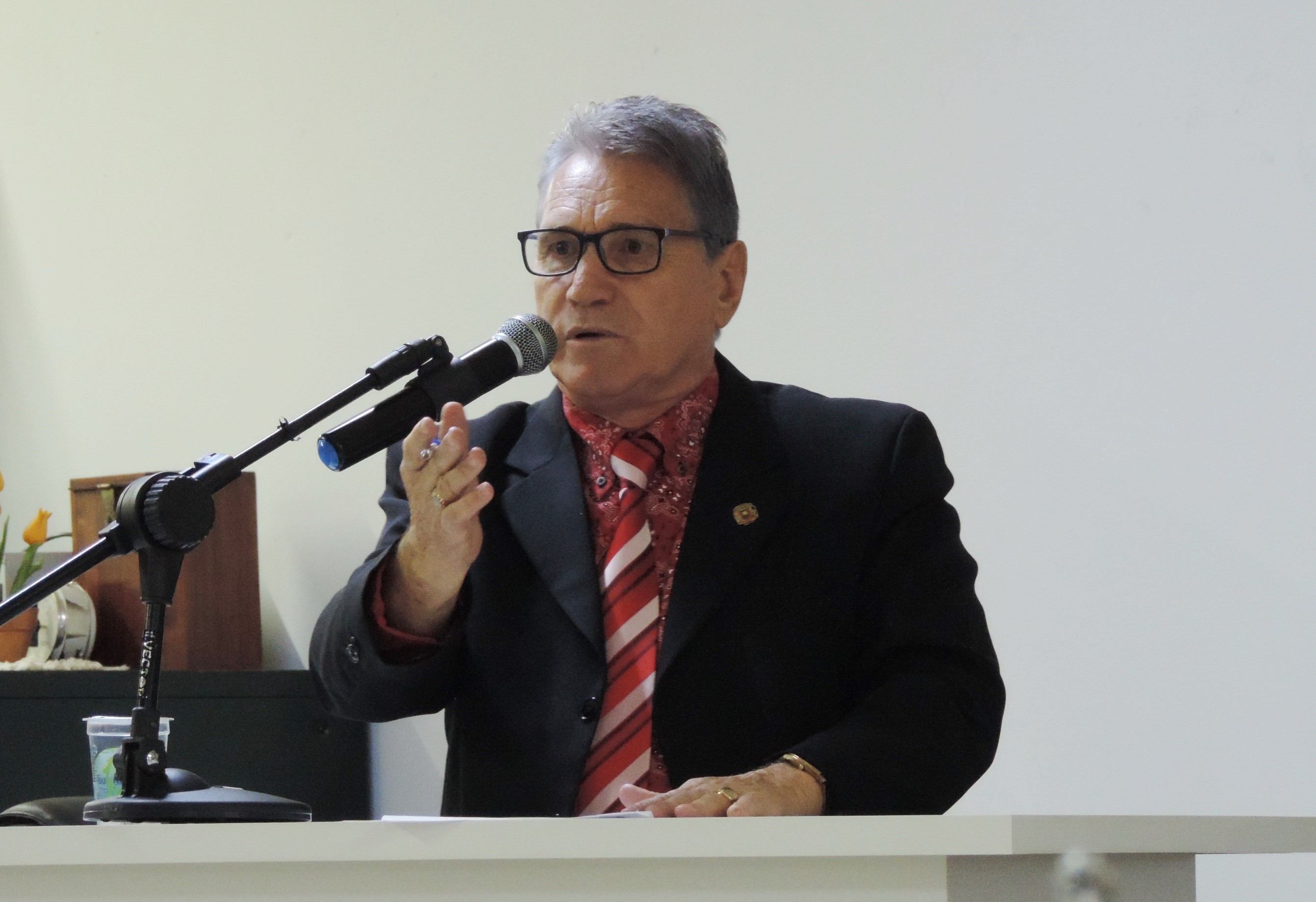 Vereador Nelsinho Luiz solicita ao Executivo limpeza de via do Centro e de praça do Jardim Acapulco