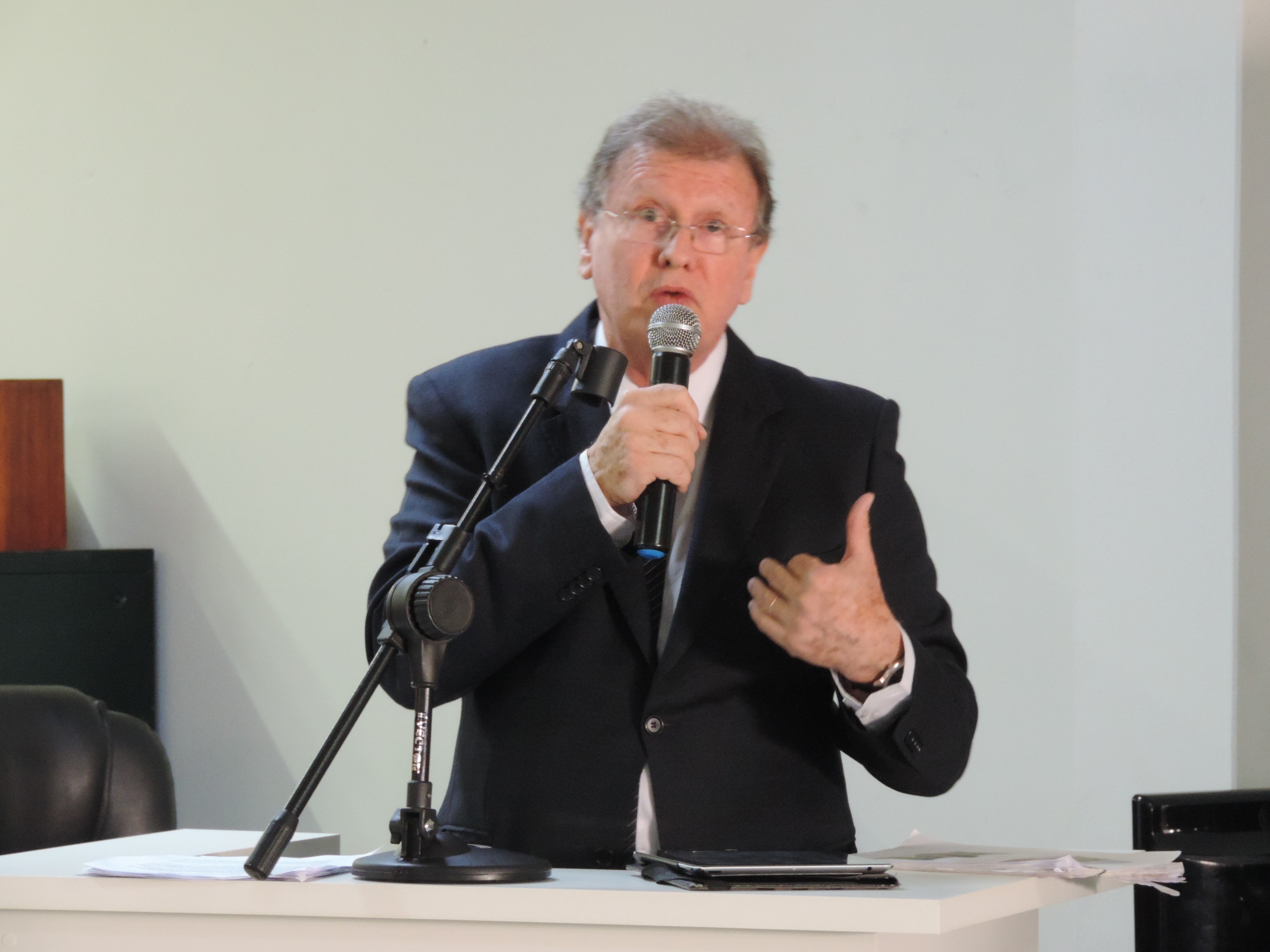 Vereador Roberto Melchiori solicita ao Executivo serviço de tapa-buracos no início da Avenida Nagib Eid 