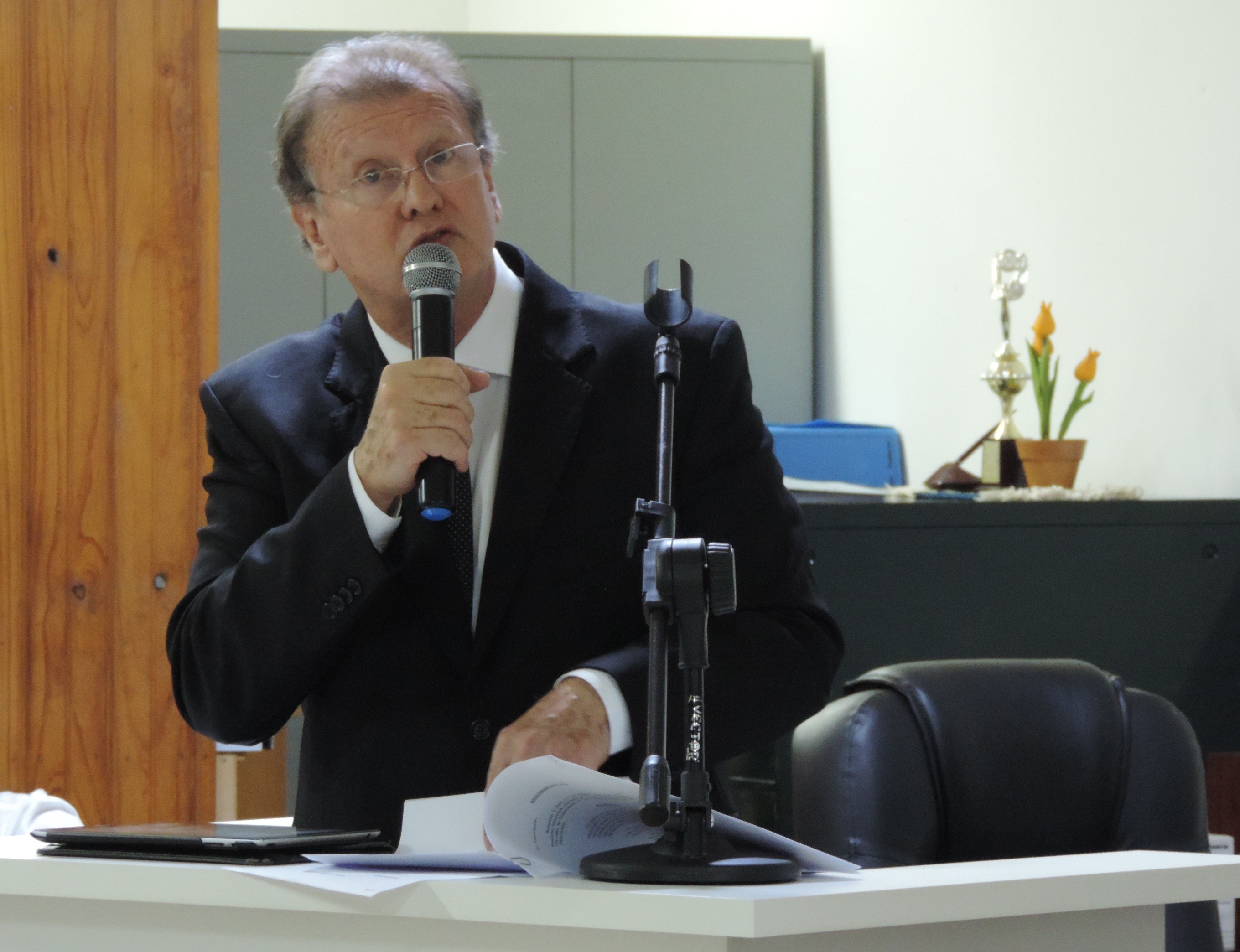 Vereador Roberto Melchiori solicita ao Executivo envio para a Câmara de proposta para regulamentar concessão de subsídio para o transporte de universitários