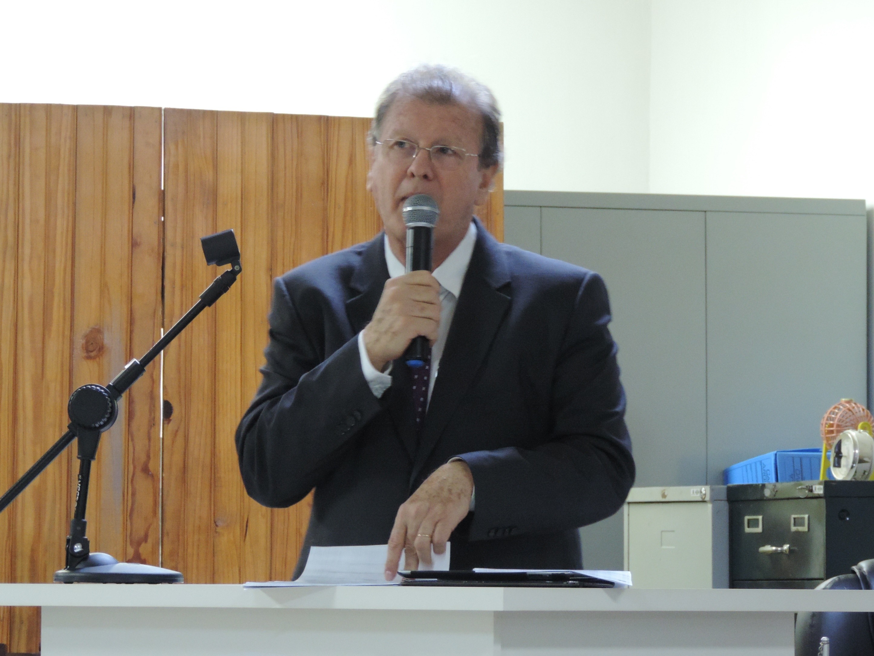 Vereador Roberto Melchiori solicita ao Executivo roçagem da vegetação do acostamento da estrada vicinal "Salatiel da Costa Pereira"