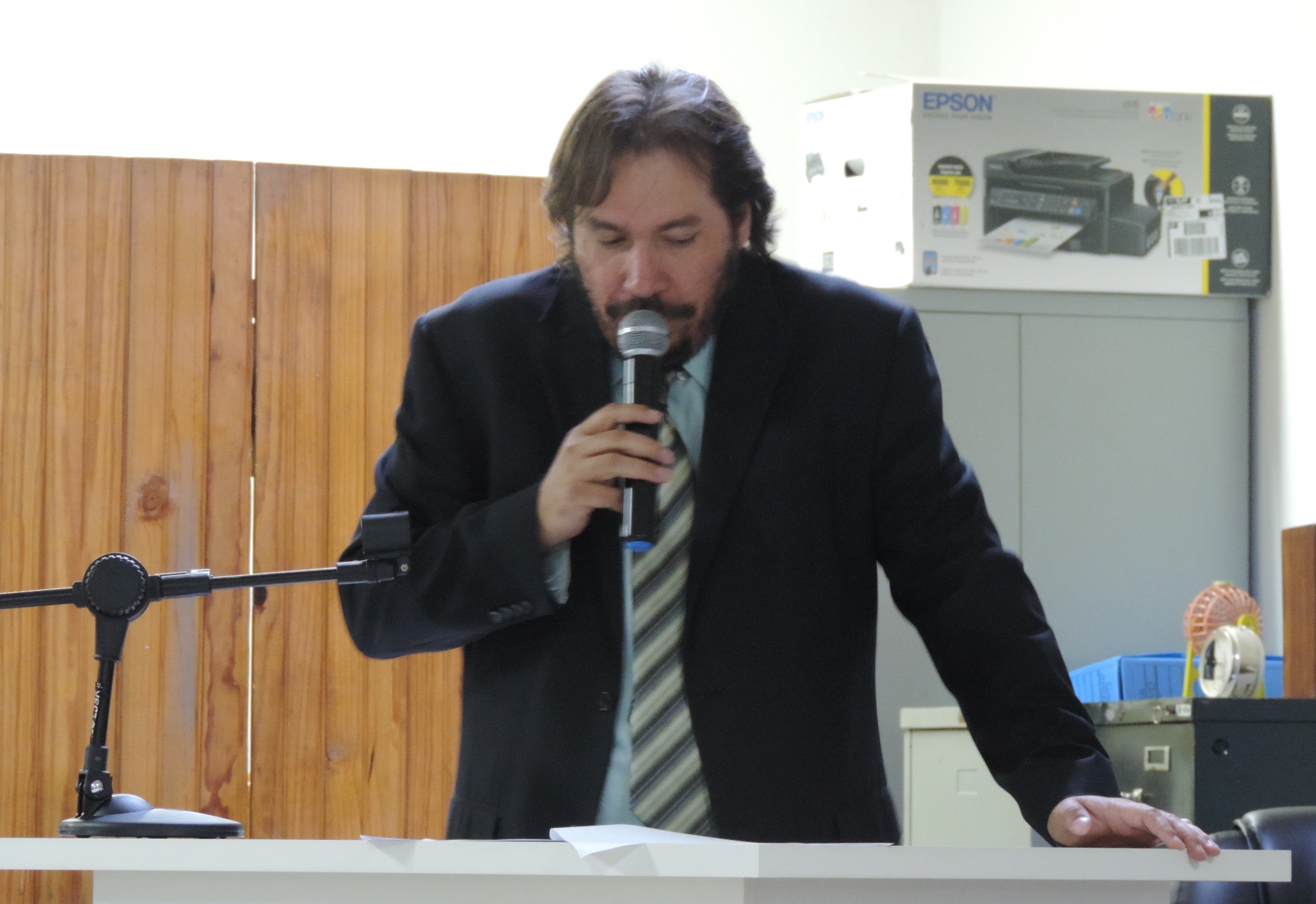 Vereador Douglas Alex solicita ao Executivo serviço de tapa-buracos em via do Jardim Mariana