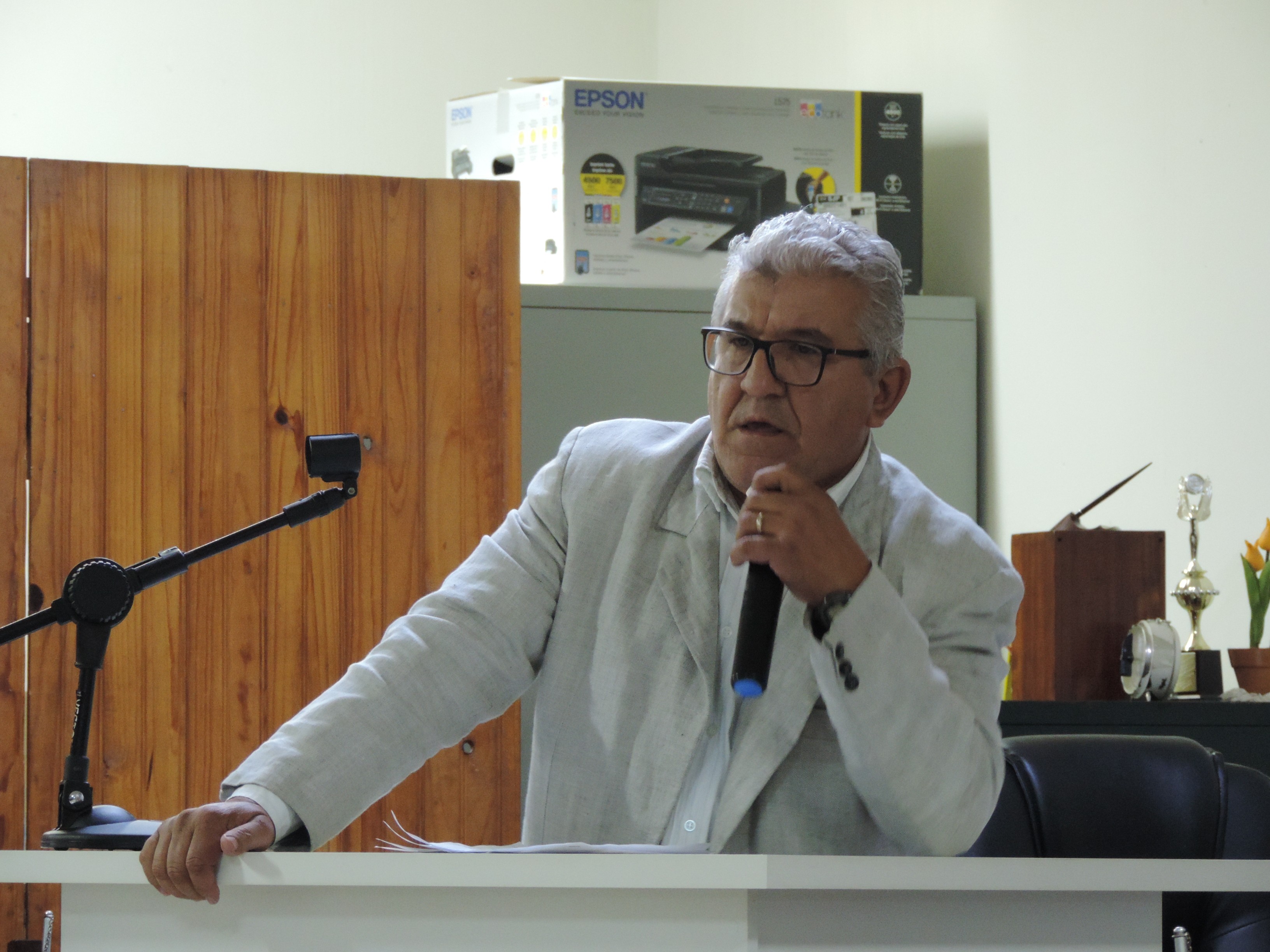 Vereador Jair Gordo solicita ao Executivo limpeza de terreno no Centro