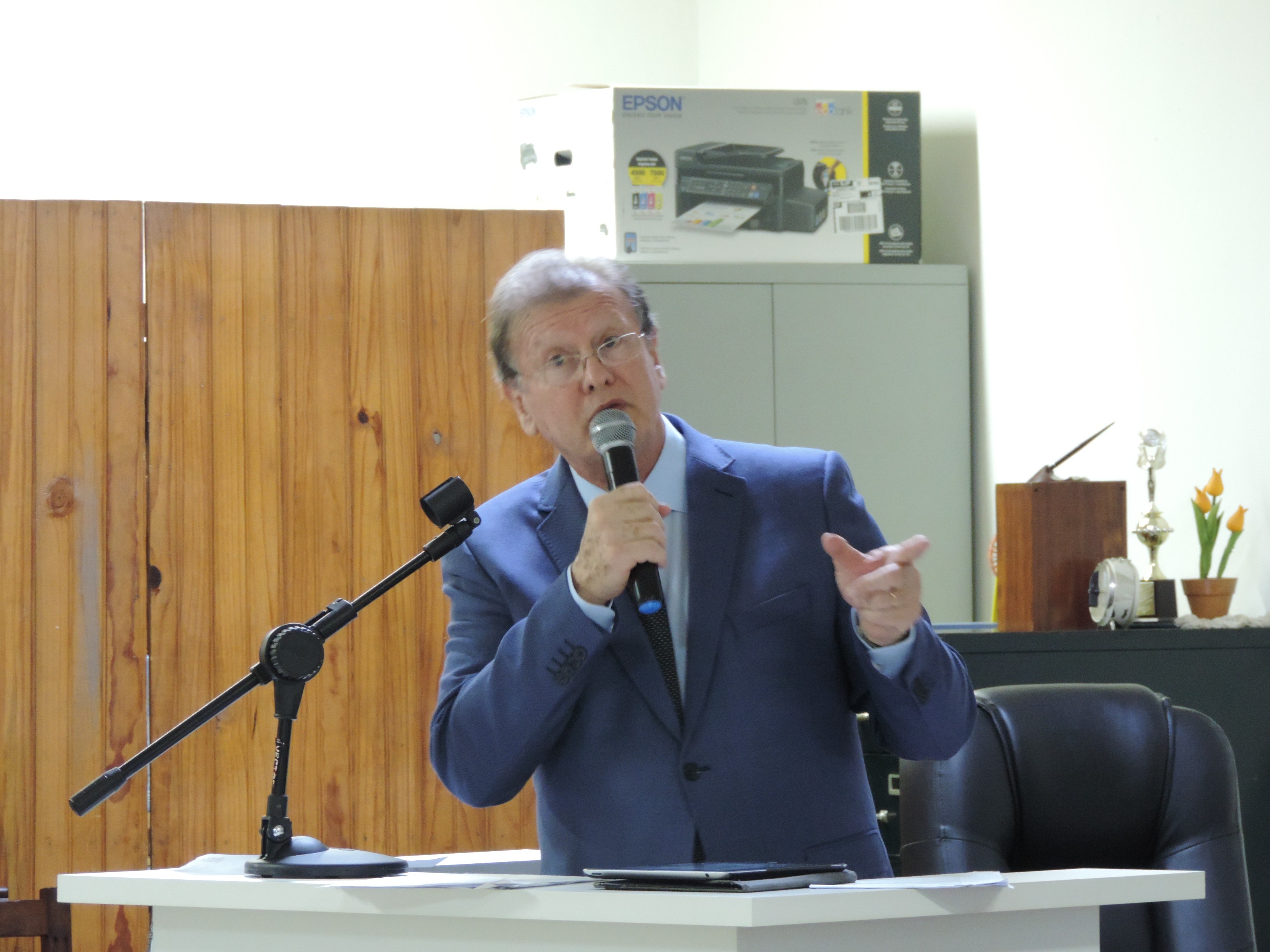 Vereador Roberto Melchiori solicita ao Executivo implantação de aplicativo que promova interação entre a população e a Prefeitura