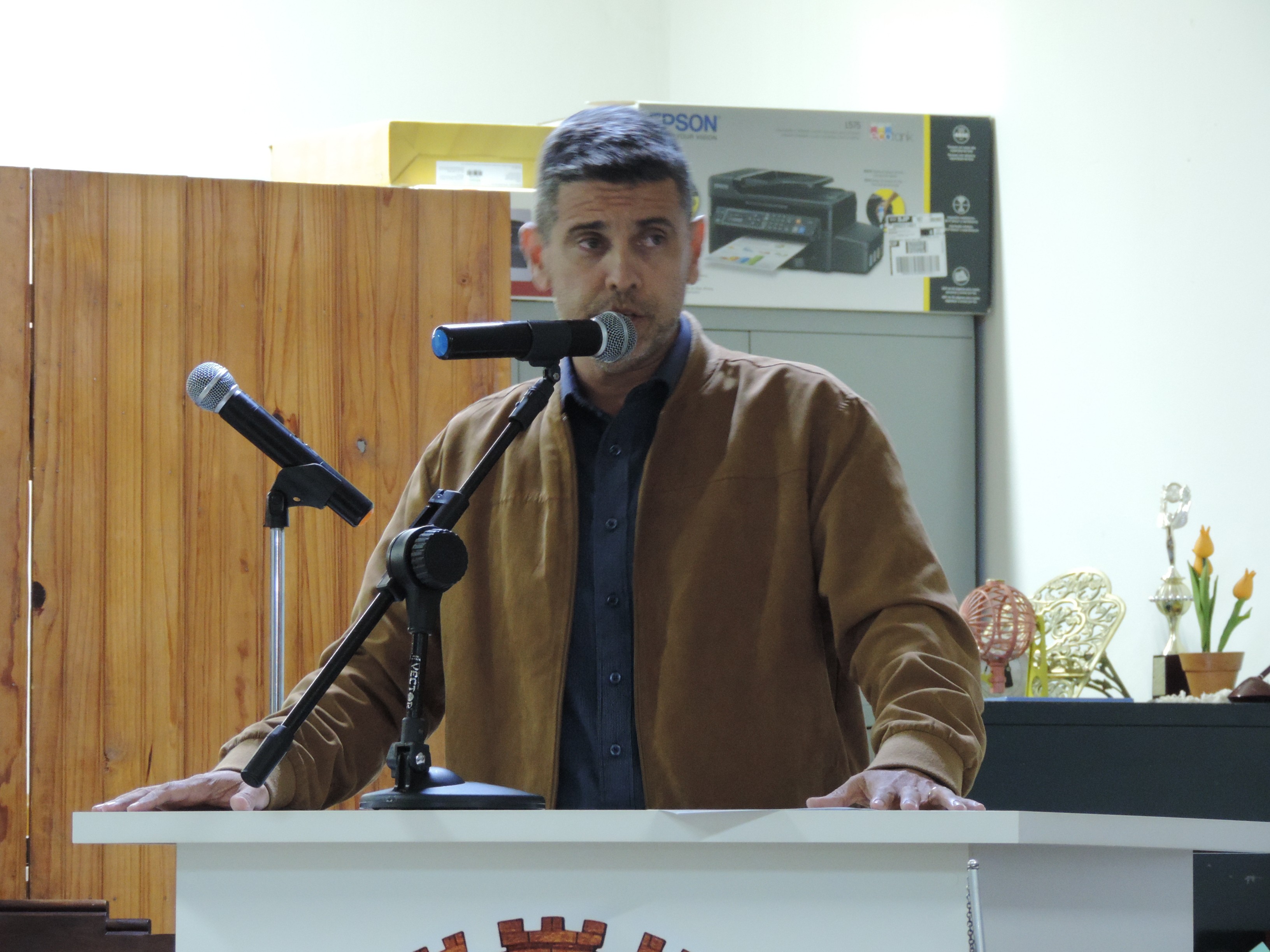 Vereador Beto de Souza solicita ao Gerente da Caixa Econômica Federal providências com relação à claridade que reflete nos caixas eletrônicos 