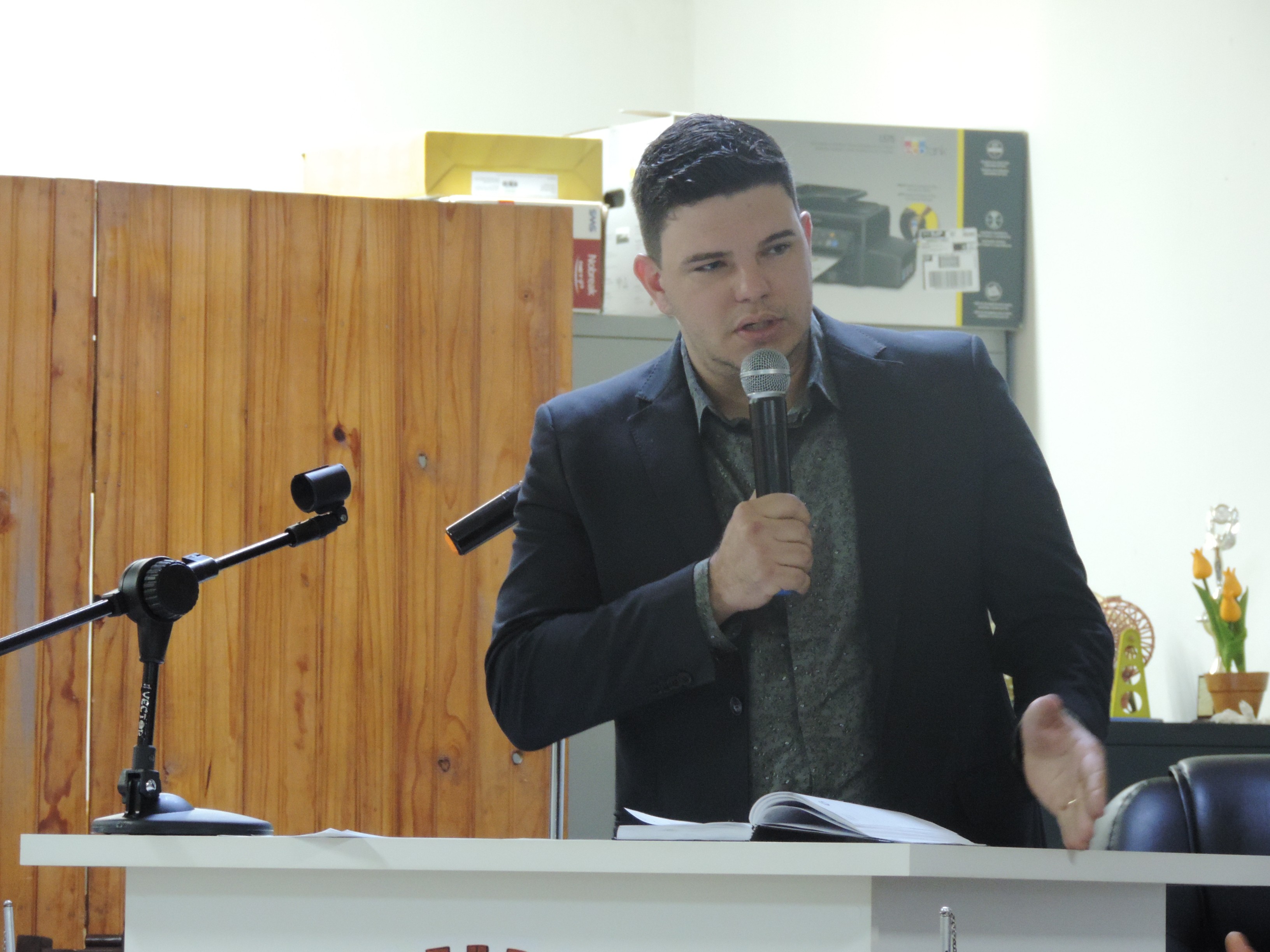 Vereador Celso Andrade Júnior solicita ao Executivo informação sobre local que foi realizada a Feira Literária