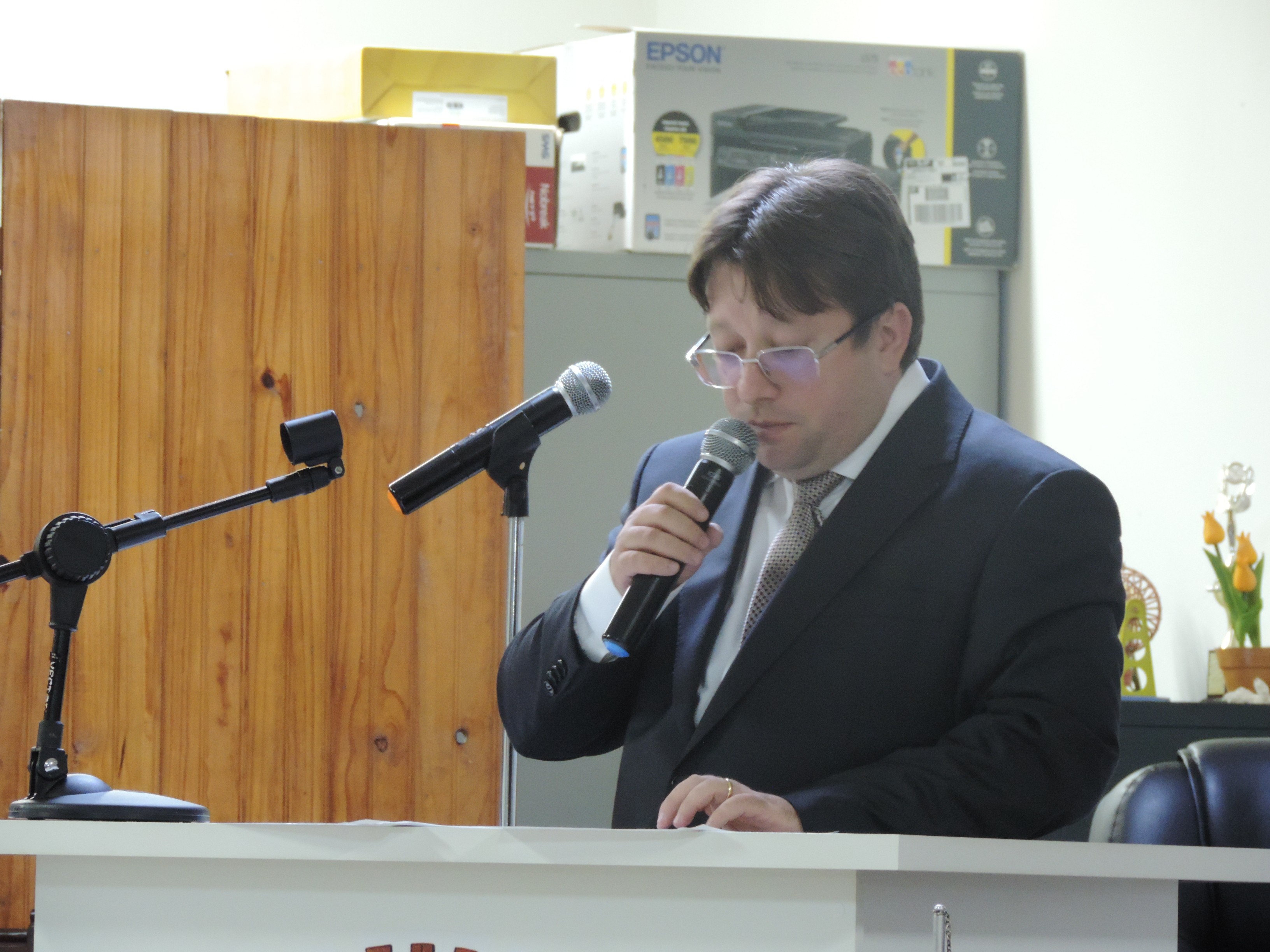 Vereador Leandro Lança solicita a funcionário da Vivo e à própria empresa linha de telefonia fixa, acesso à internet e telefone público no Residencial Morada do Taquaral