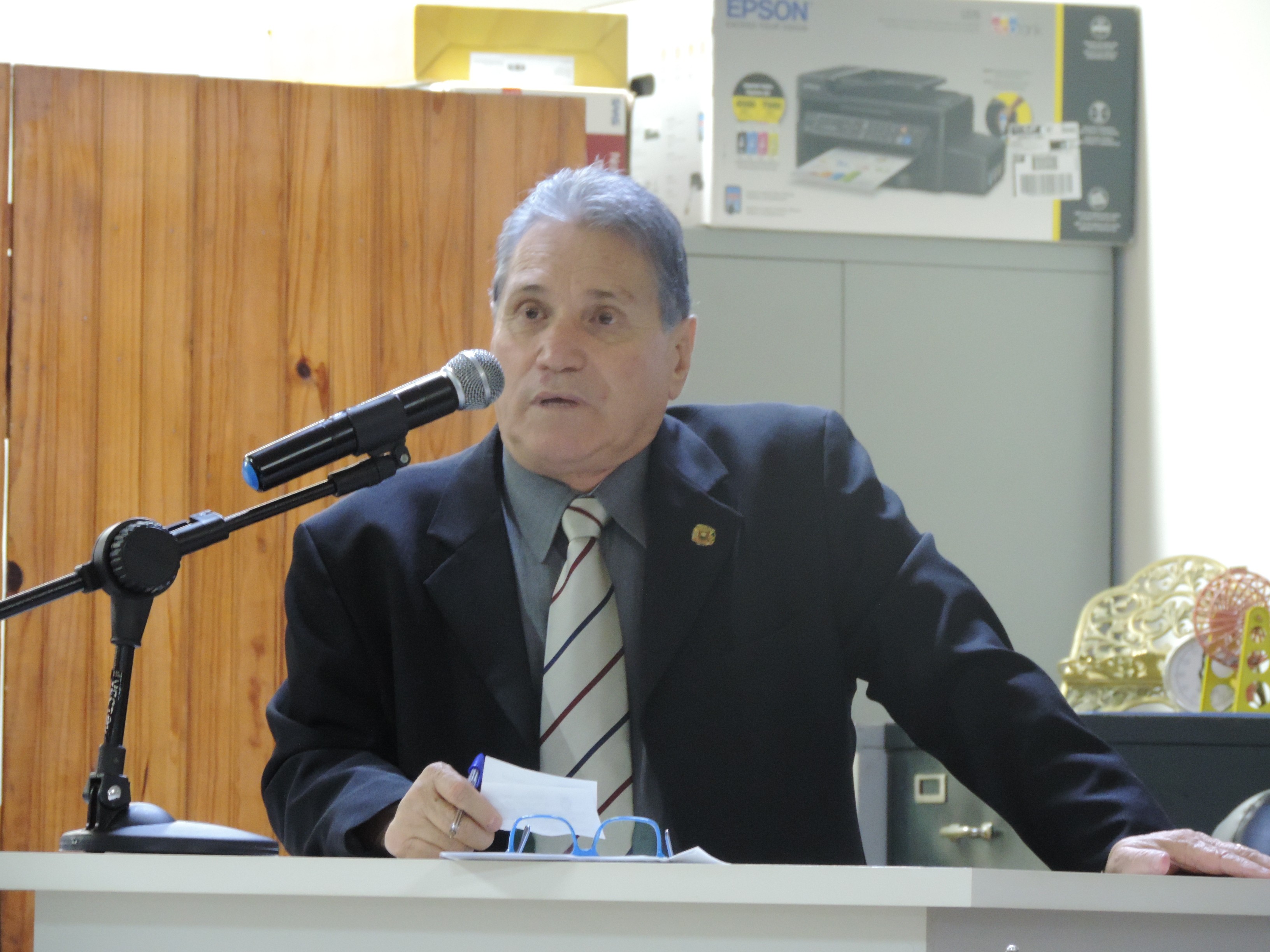 Vereador Nelsinho Luiz solicita ao Executivo troca de lâmpadas queimadas em praça do Jardim Acapulco e no Residencial Mariana Carvalho