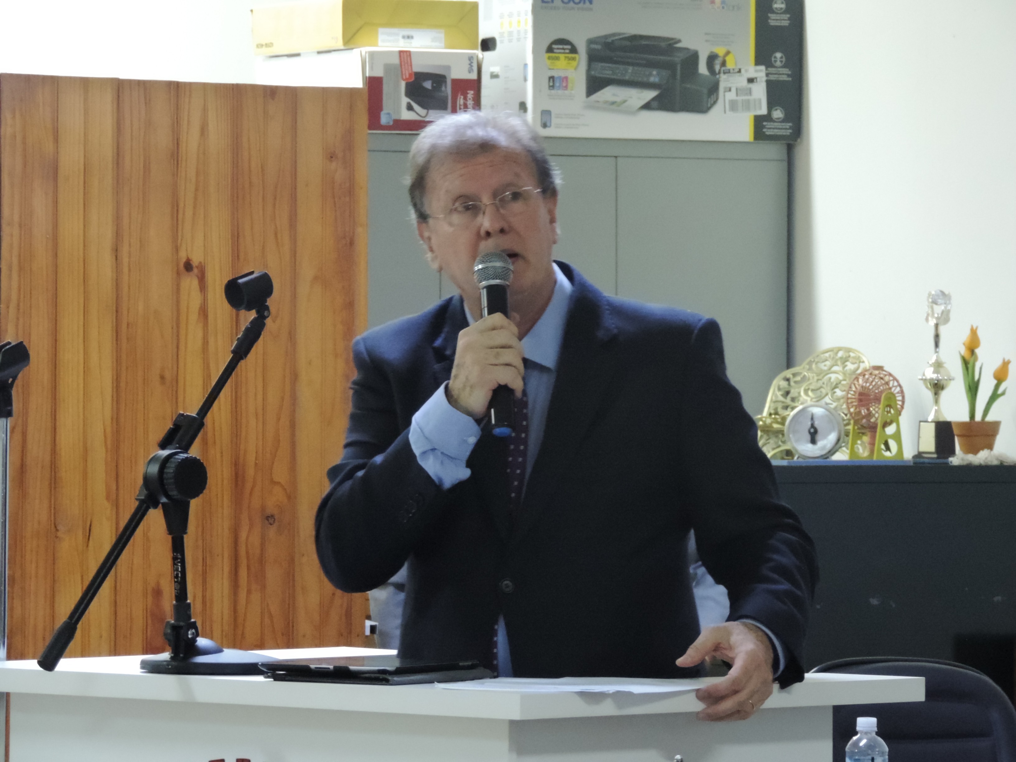 Vereador Roberto Melchiori solicita ao Executivo possibilidade de realizar licitação para a implantação de lâmpadas de LED no Município