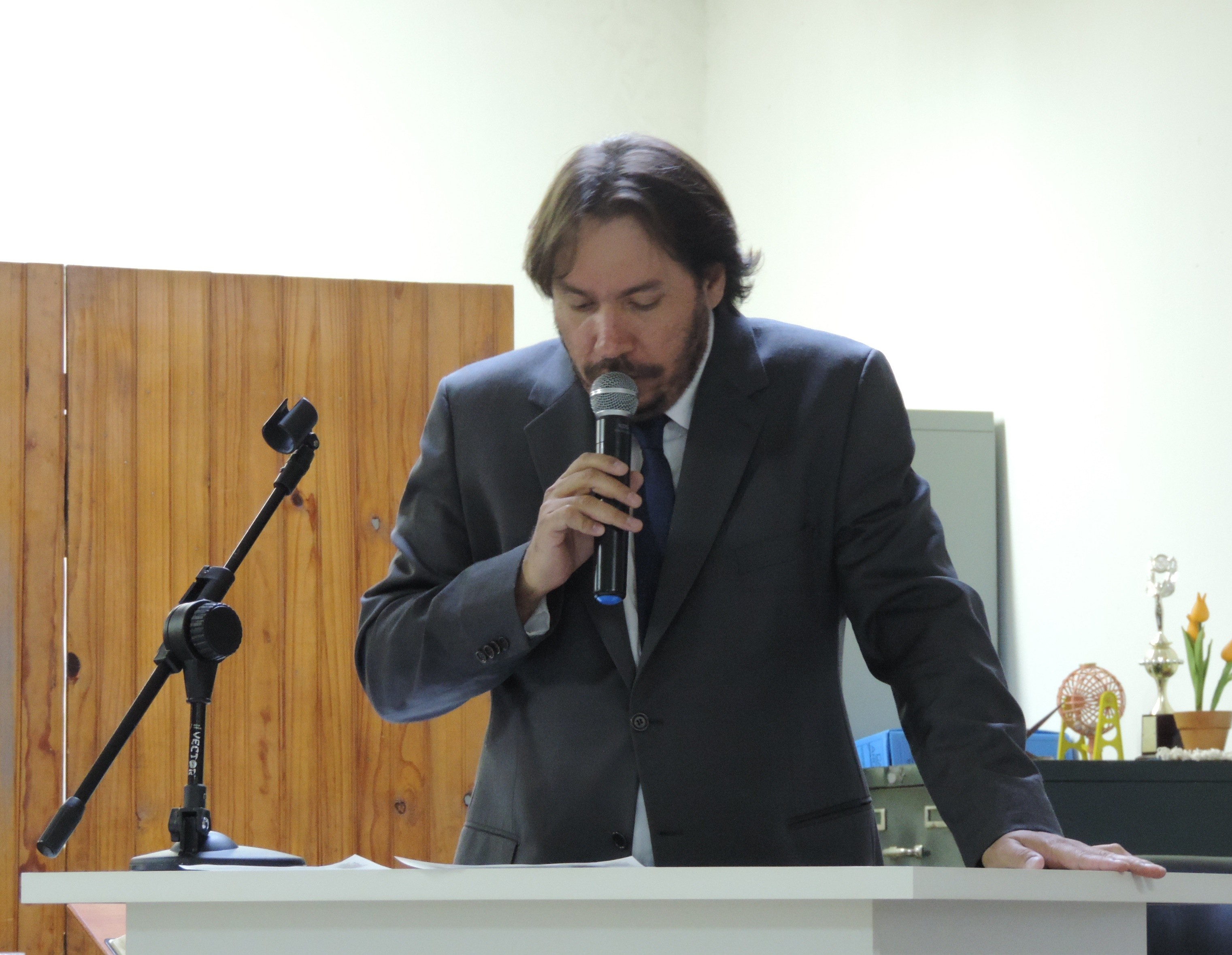 Vereador Douglas Alex solicita ao Executivo sinalização horizontal de redutor de velocidade da Rua XV de Novembro 