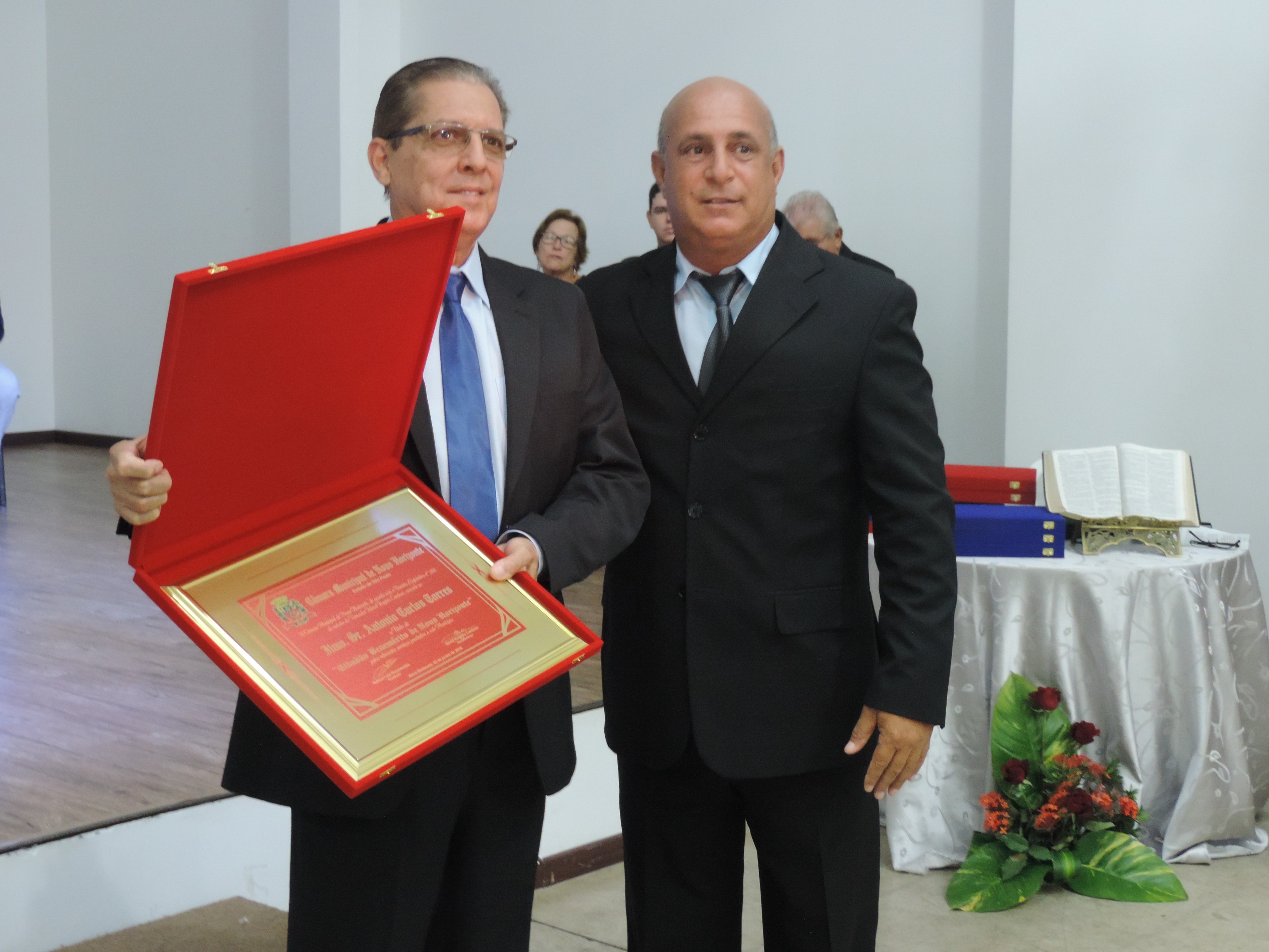 Vereador Ideval do Sinserp entrega Título de "Cidadão Benemérito de Novo Horizonte" a Antônio Carlos Torres