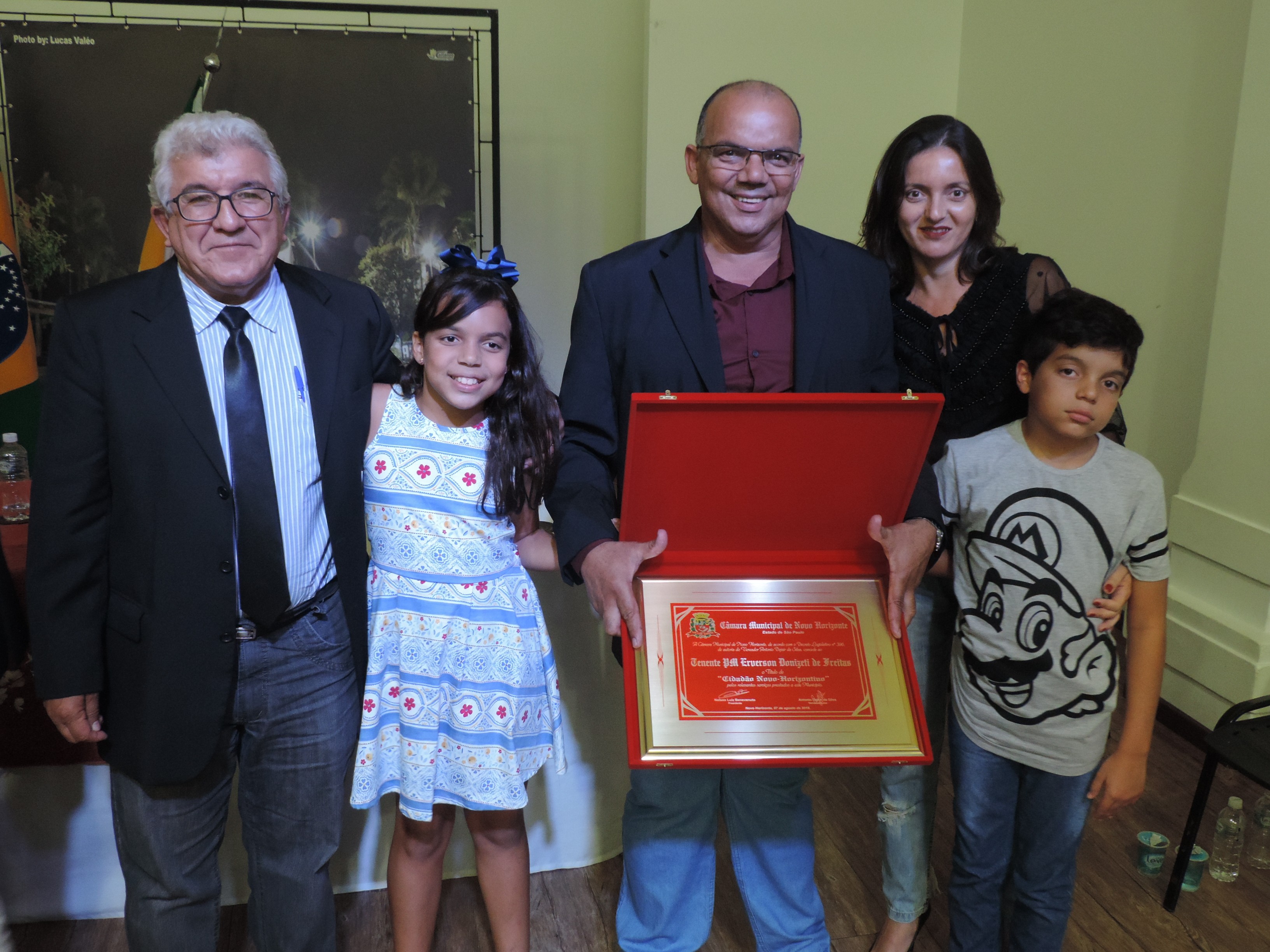 Vereador Jair Gordo entrega Título de Cidadão Novo-horizontino ao Tenente PM Erverson Donizeti de Freitas