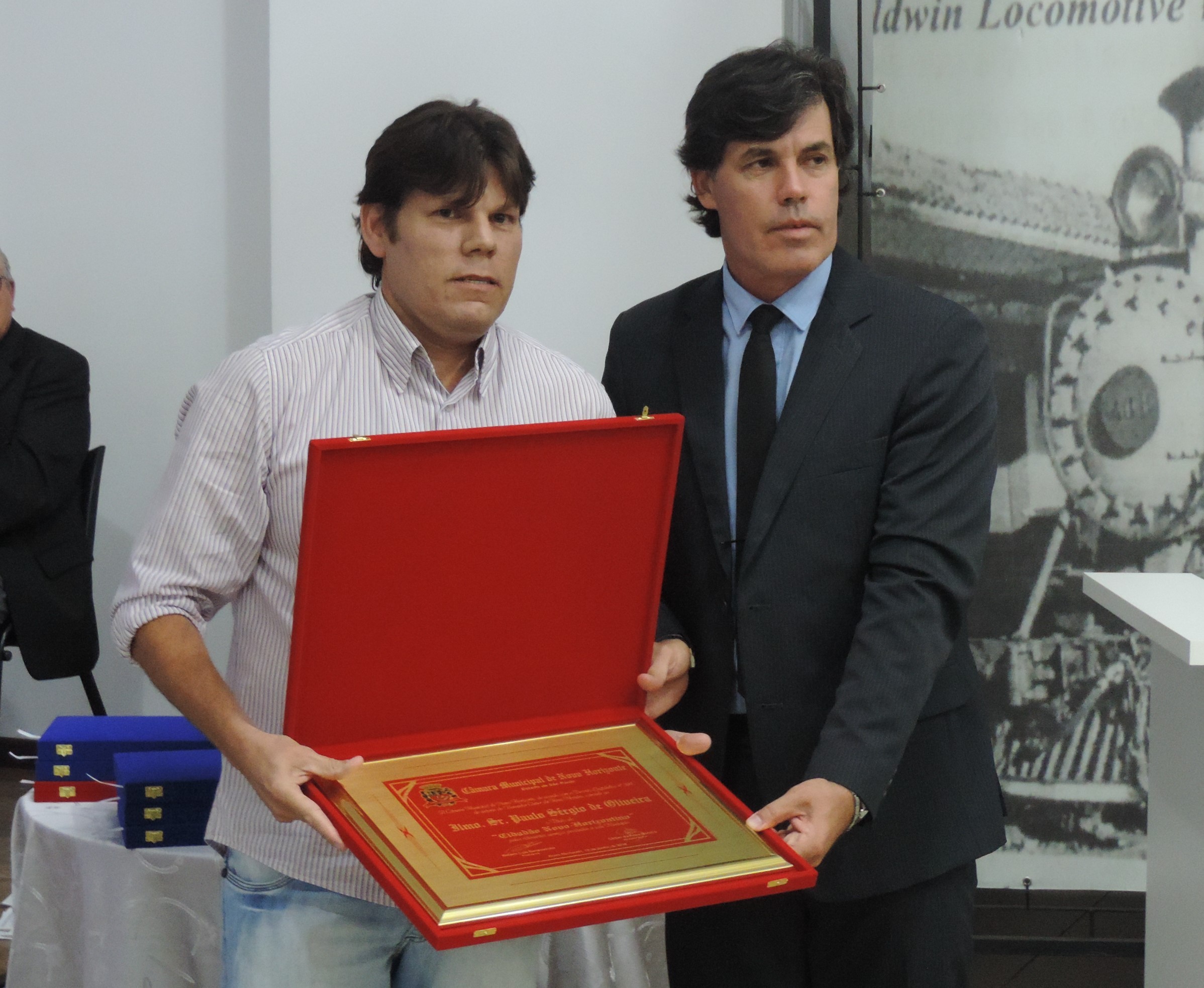 Vereador Cleber Gaúcho entrega Título de "Cidadão Novo-horizontino" a Paulo Sérgio de Oliveira