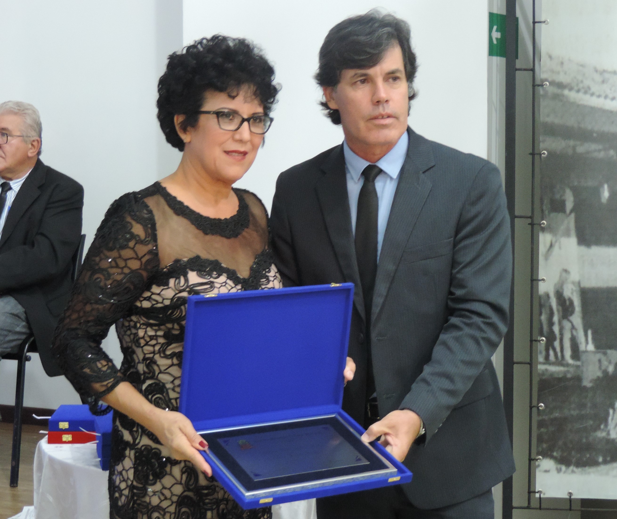 Vereador Cléber Gaúcho entrega Diploma "Construtor do Bem" a Oliana Pereira Ascêncio