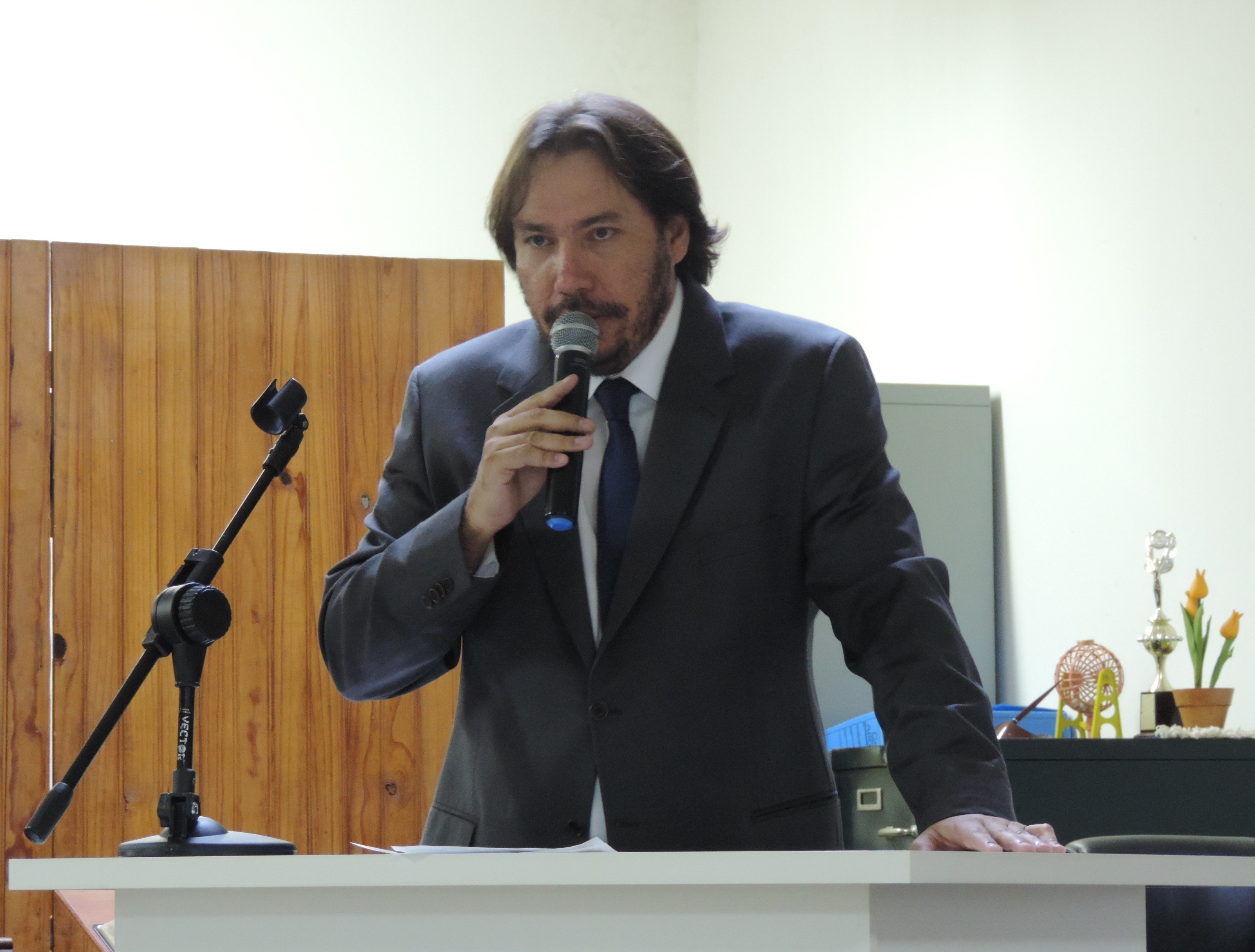 Vereador Douglas Alex solicita ao Executivo limpeza do terreno da UBS "Dr. Ricardo Ribeiro Yago" no Jardim Alvorada