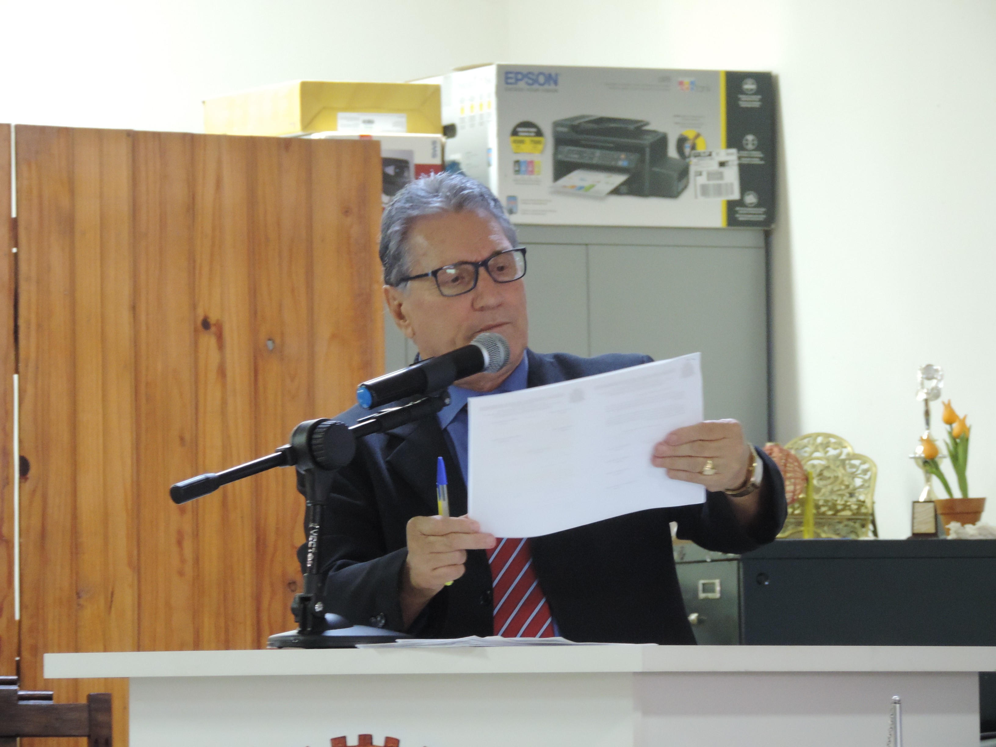 Vereador Nelsinho Luiz solicita ao Executivo serviço de tapa-buracos em via do Jardim Mangalarga e Jardim IV Centenário