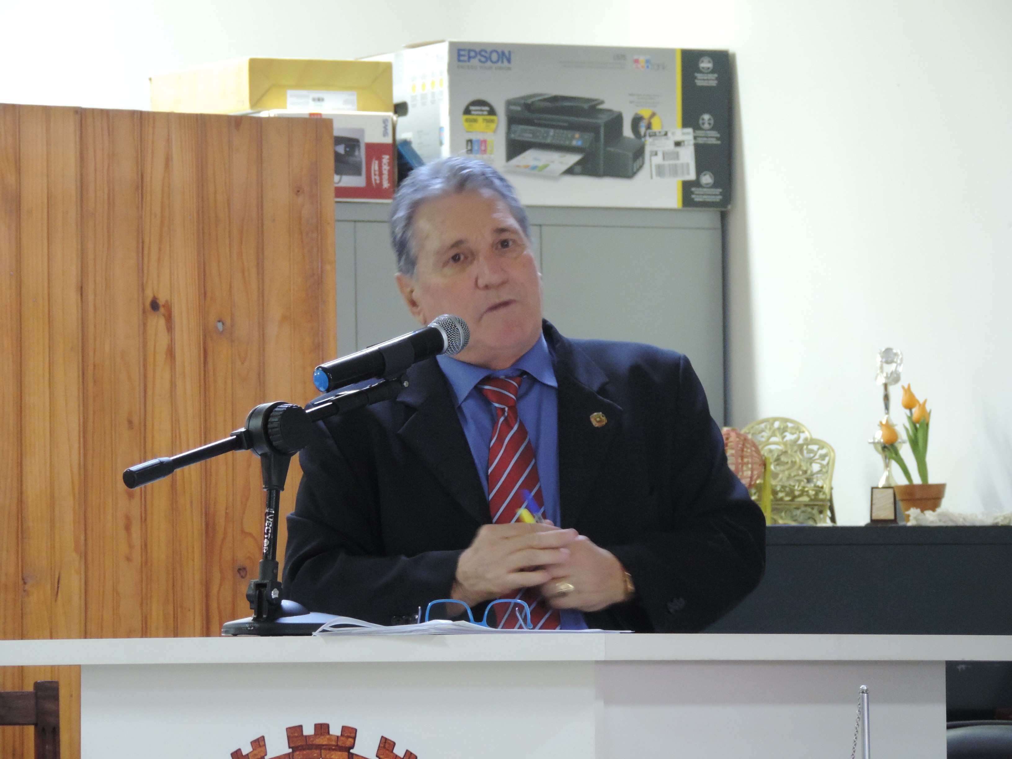 Vereador Nelsinho Luiz solicita ao Executivo troca de lâmpadas queimadas em vários locais do Município