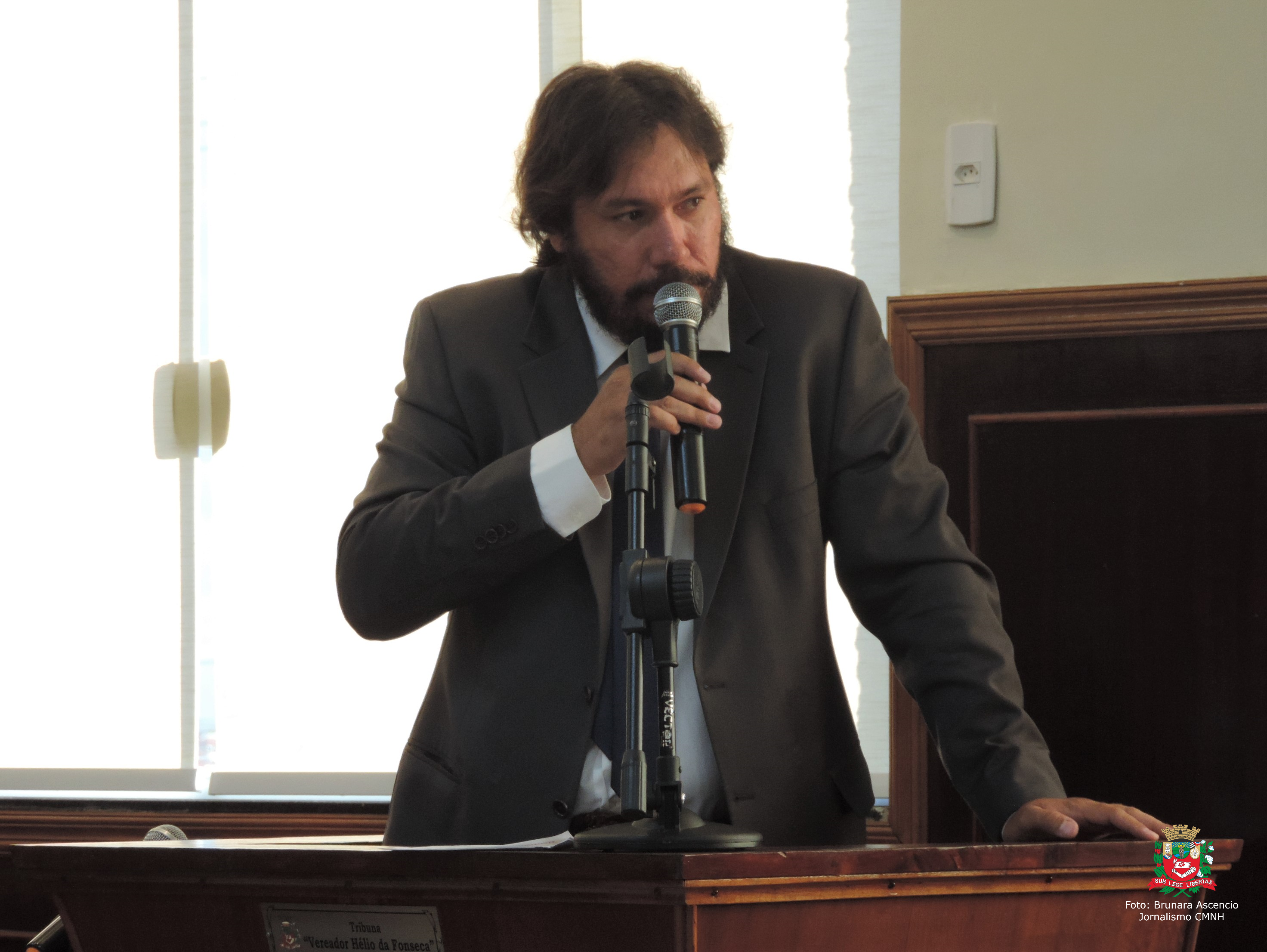 Vereador Locutor Douglas Alex solicita ao Executivo Municipal providências com relação a buracos em duas vias públicas