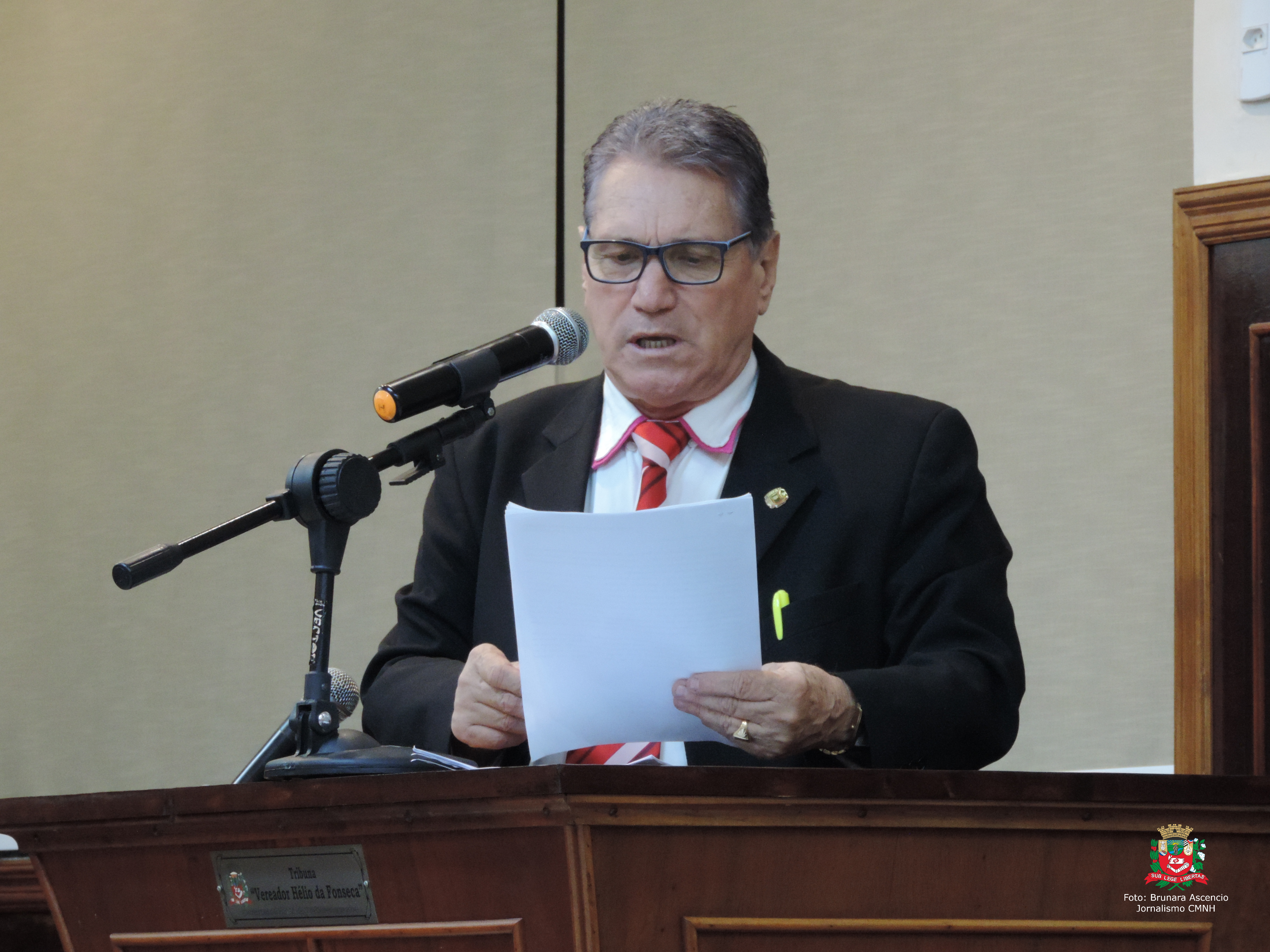 Vereador Nelsinho Luiz solicita ao Executivo Municipal providências sobre caçamba metálica estacionada em vaga destinada a idosos no Centro