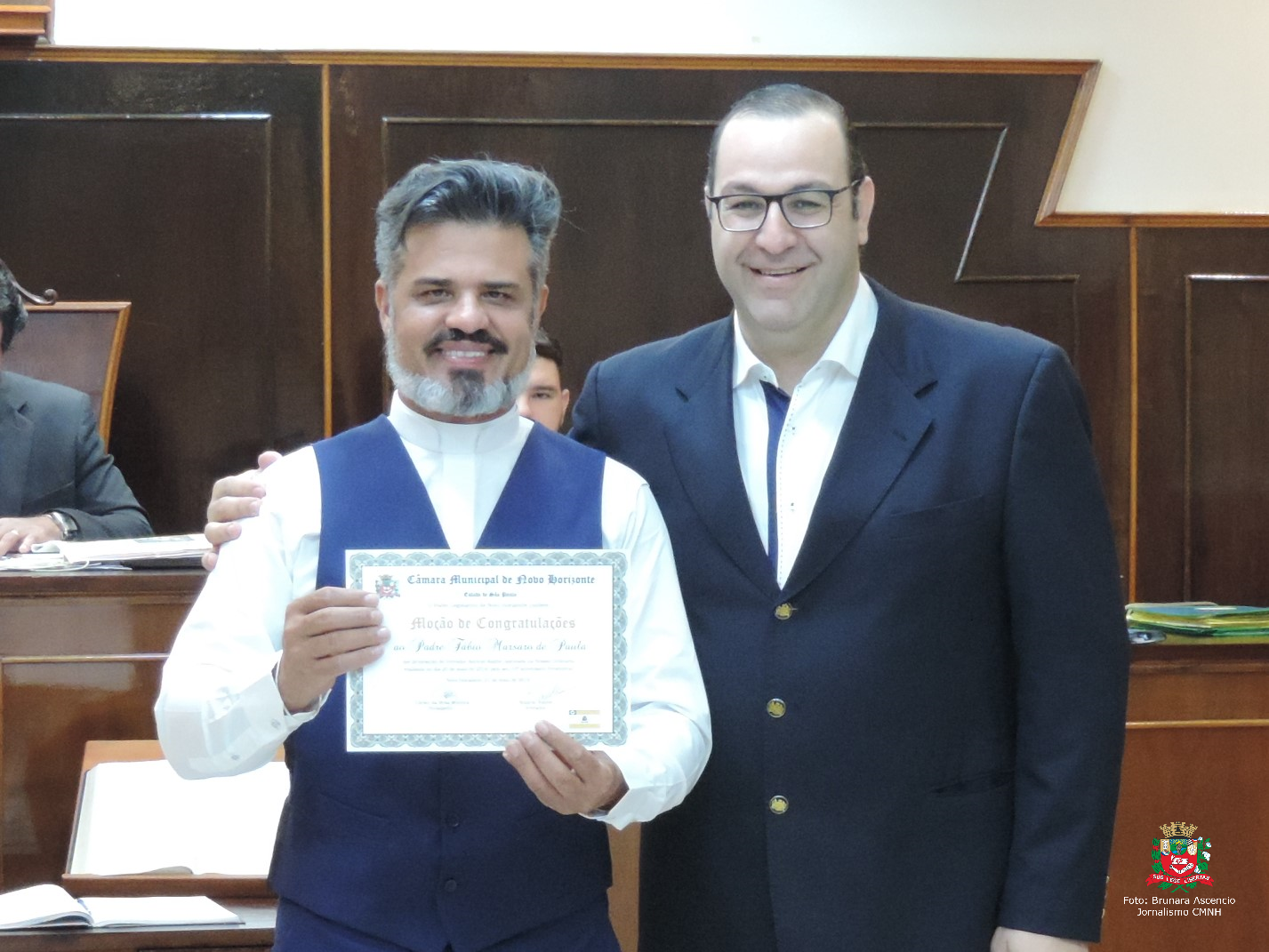 Vereador Amilcar Raphe entrega Moção de Congratulações ao Padre Fábio Marsaro de Paula