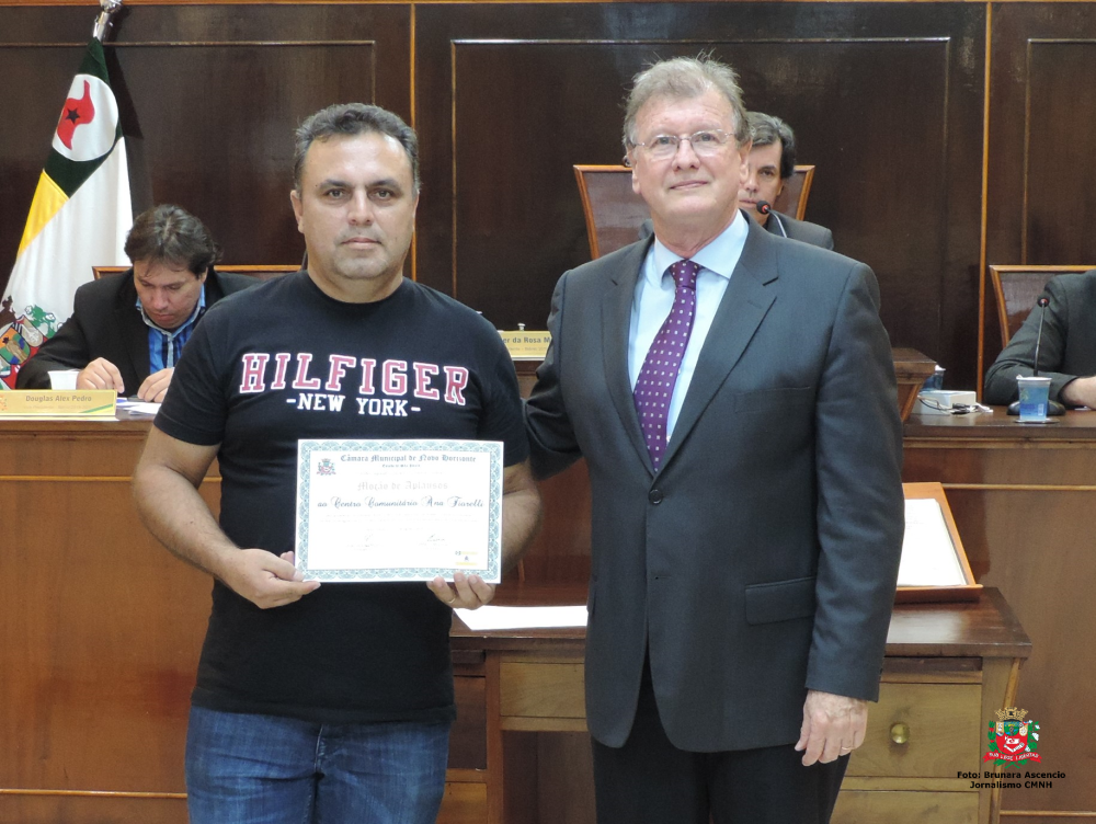 Vereador Roberto Melchiori entrega Moção de Aplausos ao Centro Comunitário Ana Fiorelli