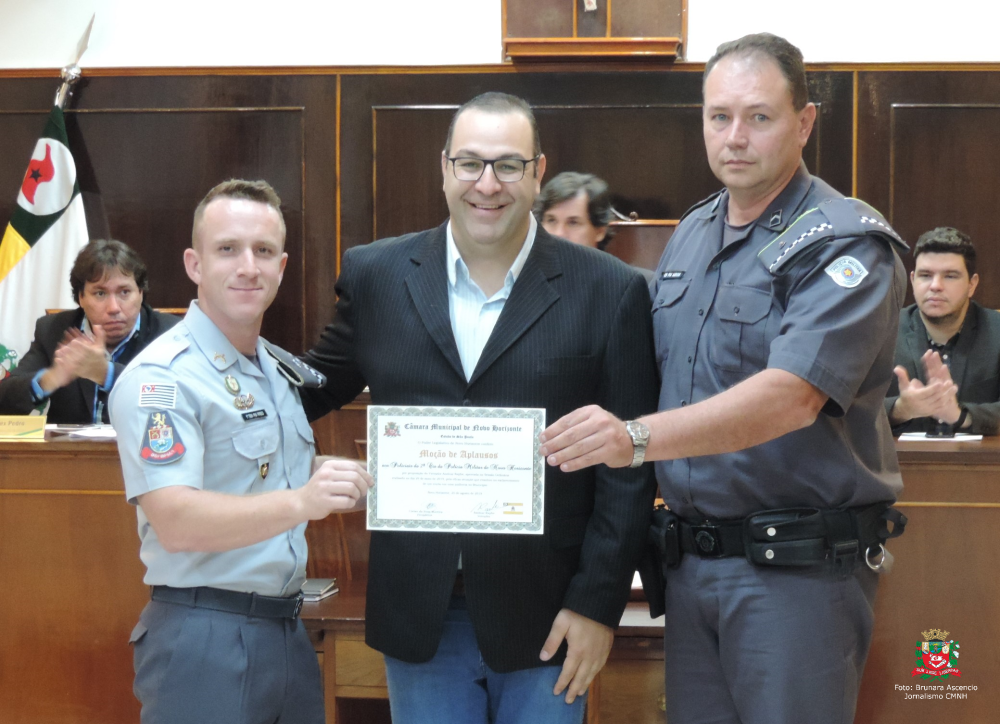 Vereador Amilcar Raphe entrega Moção de Aplausos a policiais da 2ª Cia da Polícia Militar de Novo Horizonte