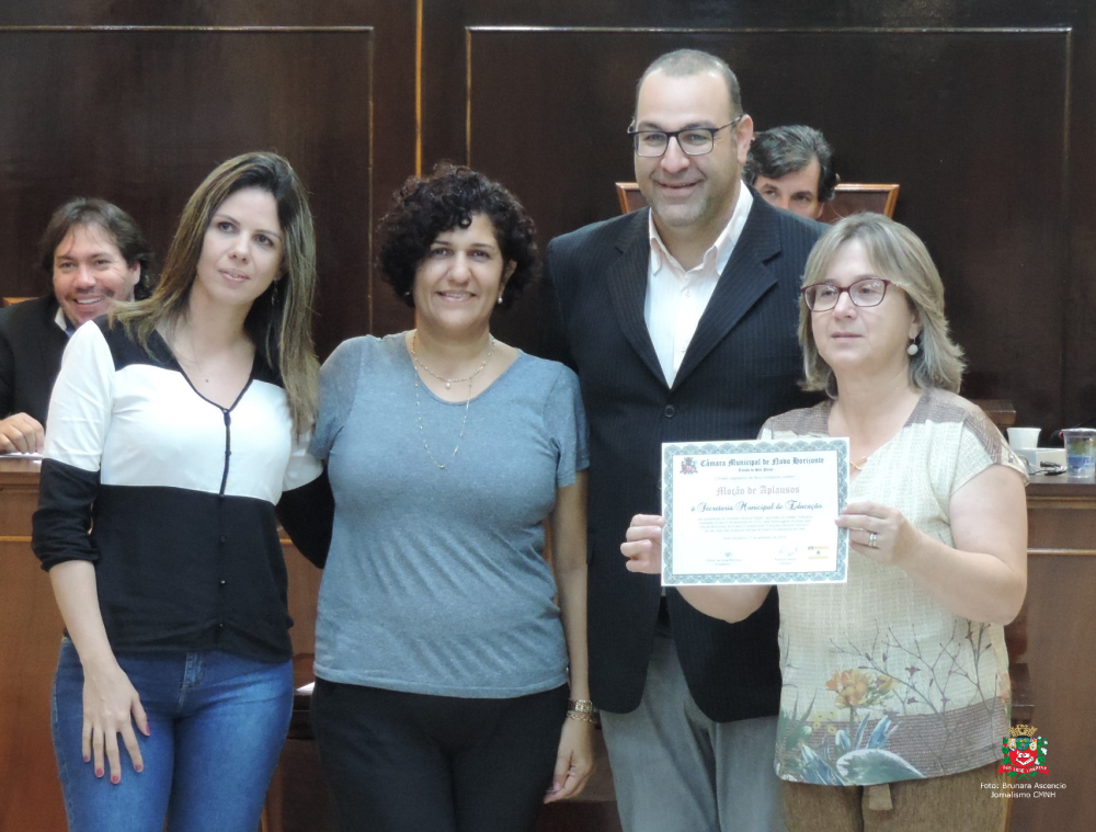 Vereador Amilcar Raphe entrega Moção de Aplausos à Secretaria Municipal de Educação