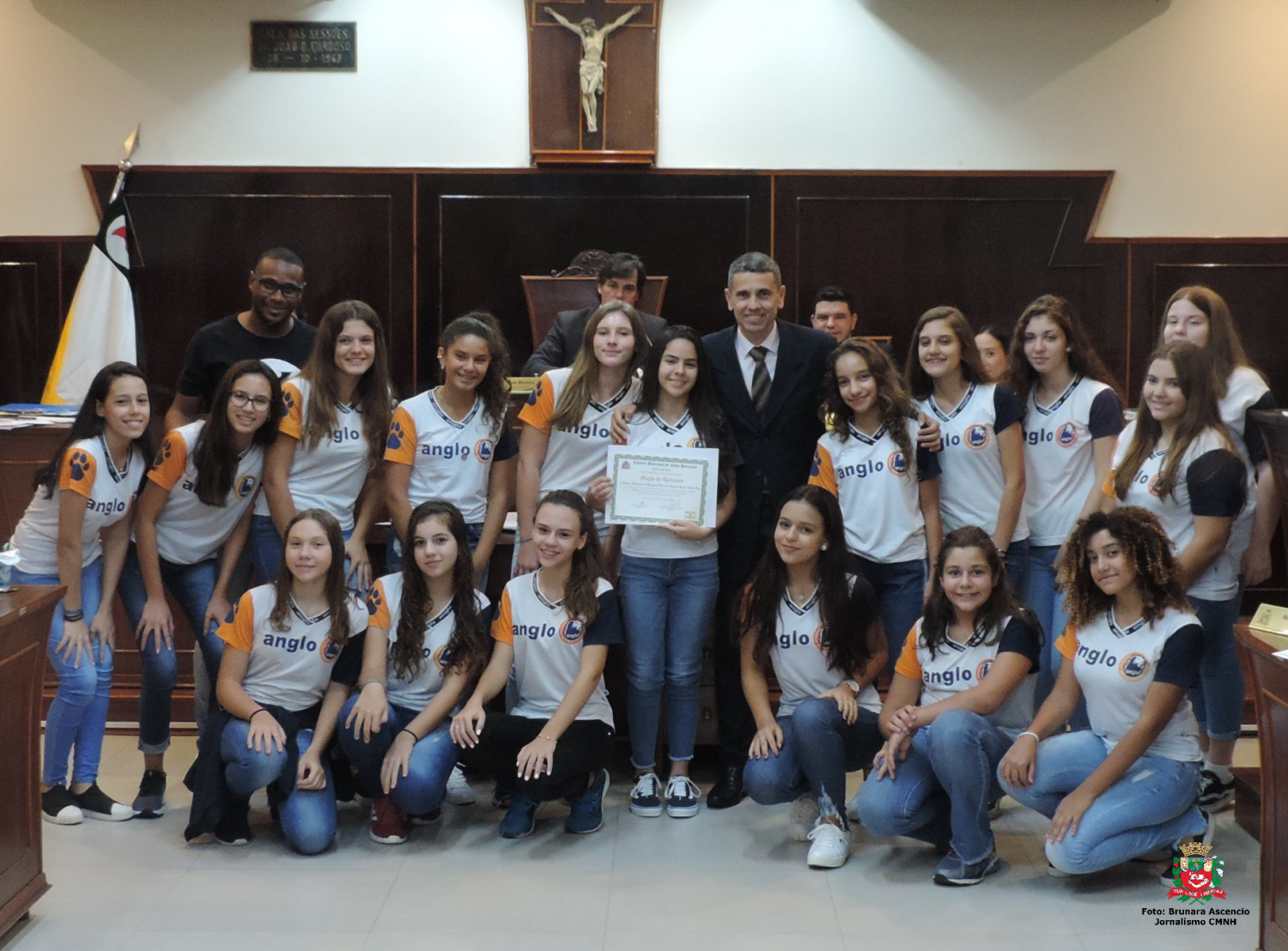 Vereador Beto de Souza entrega Moção de Aplausos à equipe feminina de handebol da categoria mirim do Colégio Anglo Santa Rita
