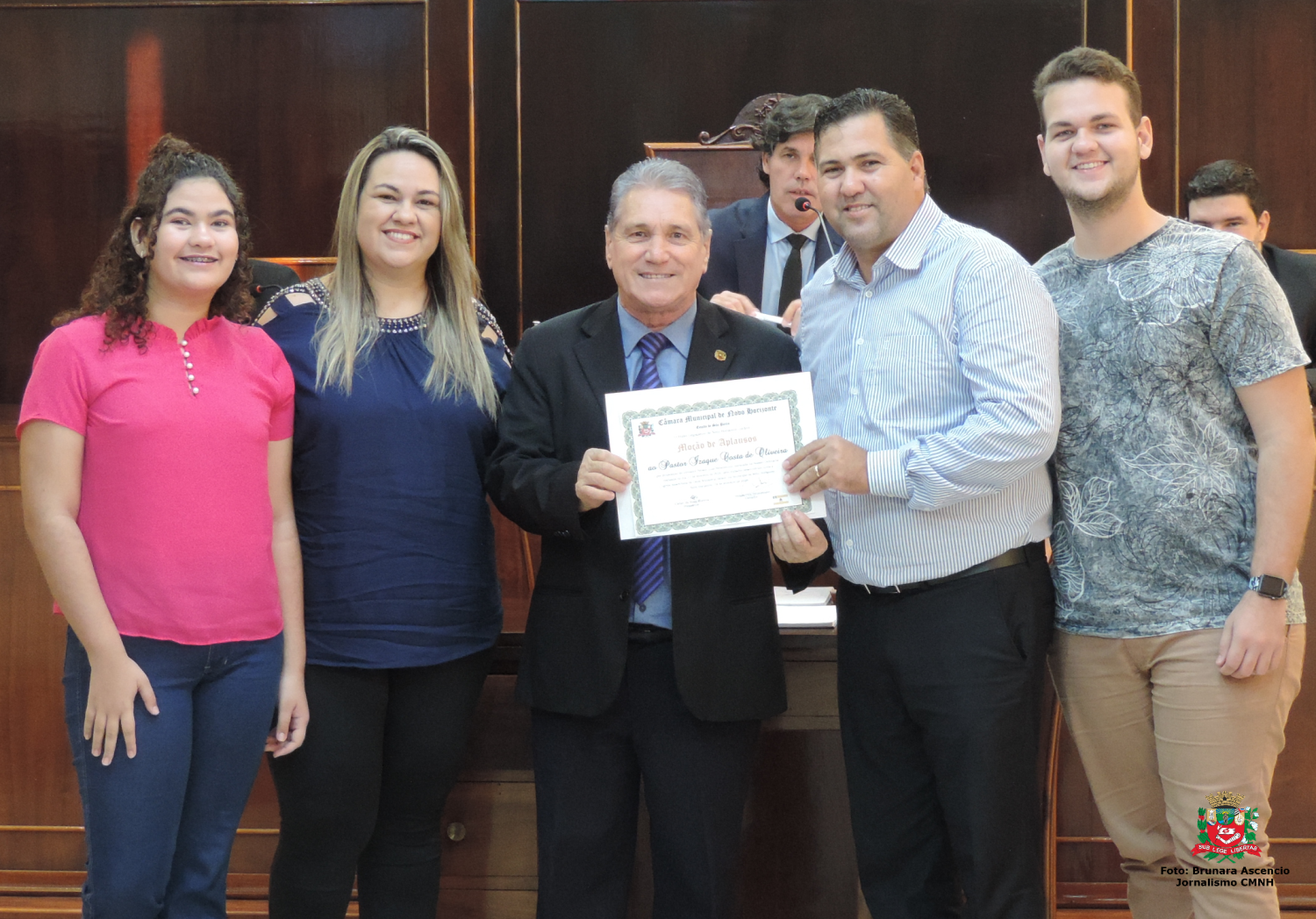 Vereador Nelsinho Luiz entrega Moção de Aplausos ao Pastor Izaque Costa de Oliveira