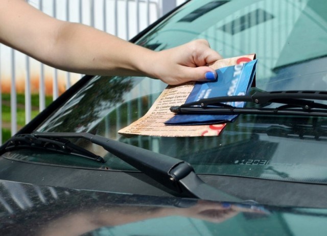 Câmara rejeita projeto que proíbe colocar panfletos em veículos estacionados em vias públicas