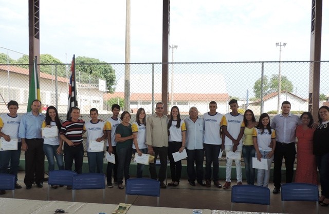 Projeto de escola pública insere jovens na política do município