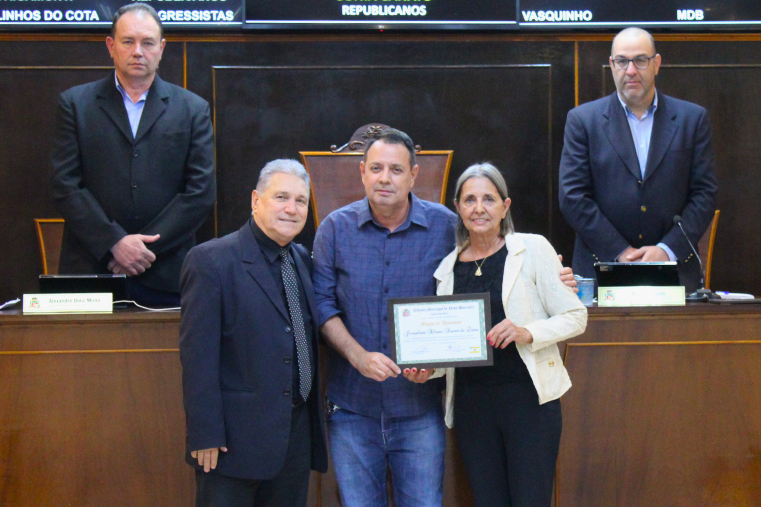 Vereadora Sônia Canato faz entrega de Moção de Aplausos ao Jornalista Alvani Soares de Lima pela comemoração de 36 anos de dedicação ao jornalismo